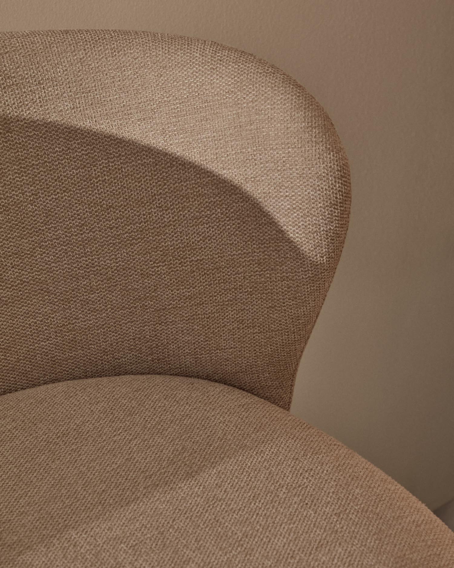 Der Hocker Ciselia in Beige vereint weichen Chenille-Stoff mit massiver Esche, bietet Komfort und Nachhaltigkeit in stilvollem Design.