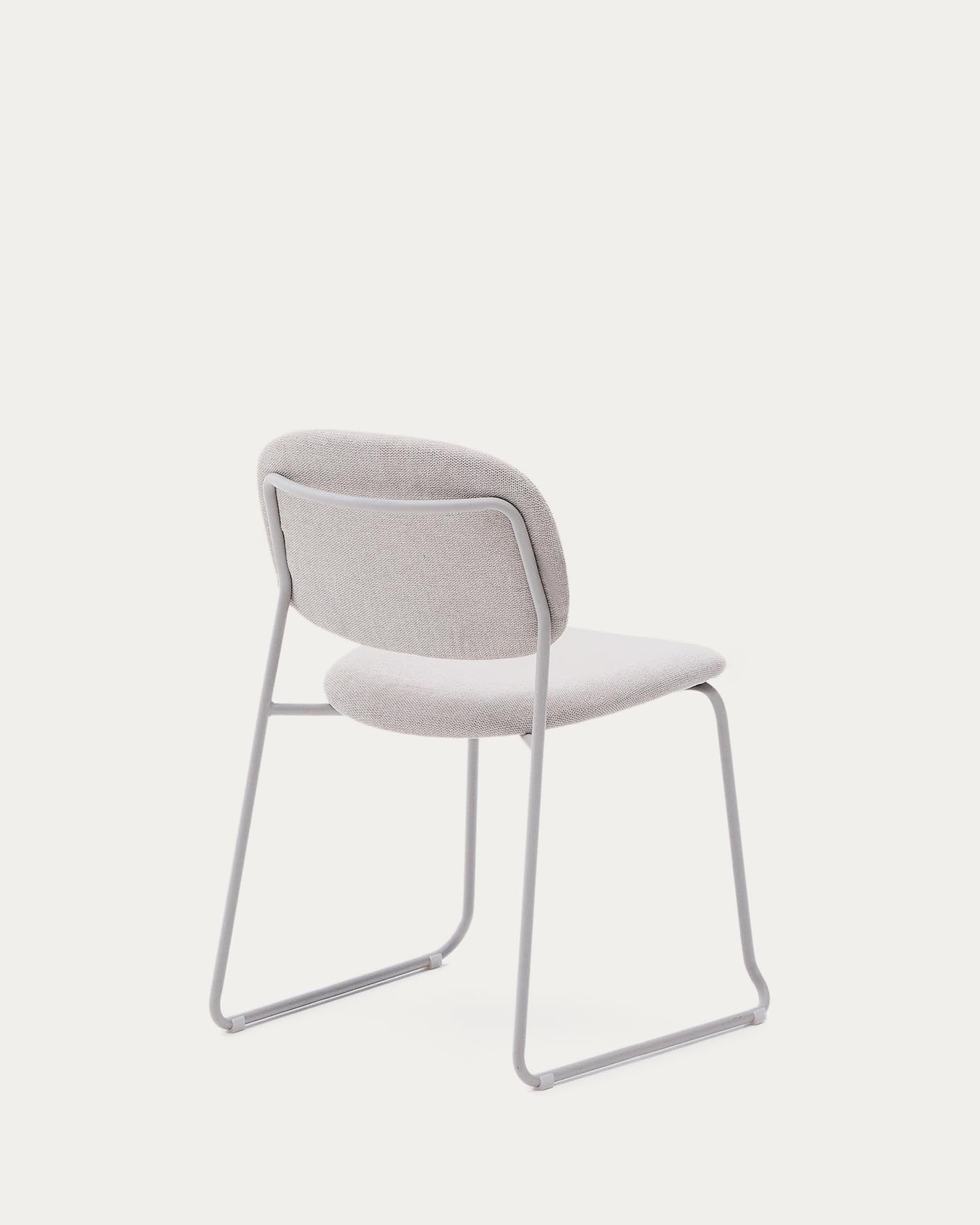 Entdecken Sie den eleganten Stapelstuhl Meli mit beiger Chenille-Polsterung und stabilen Metallbeinen. Ideal für stilvolles und nachhaltiges Wohnen.