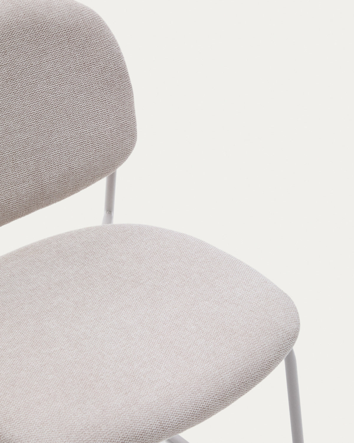 Stapelbarer Stuhl Meli mit beiger Chenille und beigen Metallbeinen FSC Mix Credit in Beige präsentiert im Onlineshop von KAQTU Design AG. Stuhl ist von Kave Home