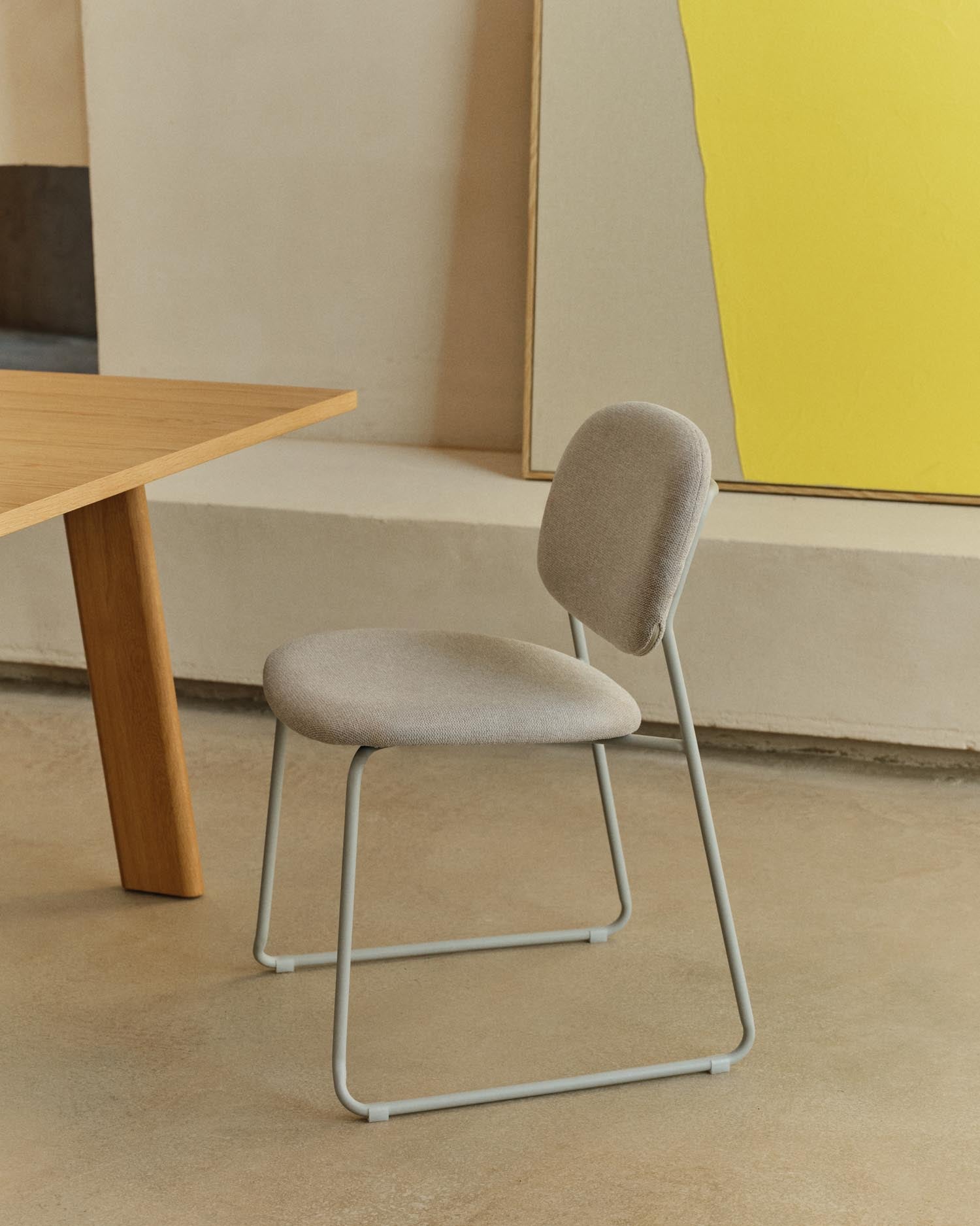 Entdecken Sie den eleganten, stapelbaren Stuhl Meli mit beiger Chenille-Polsterung und stabilen Metallbeinen. Ideal für stilvolle und nachhaltige Einrichtung.