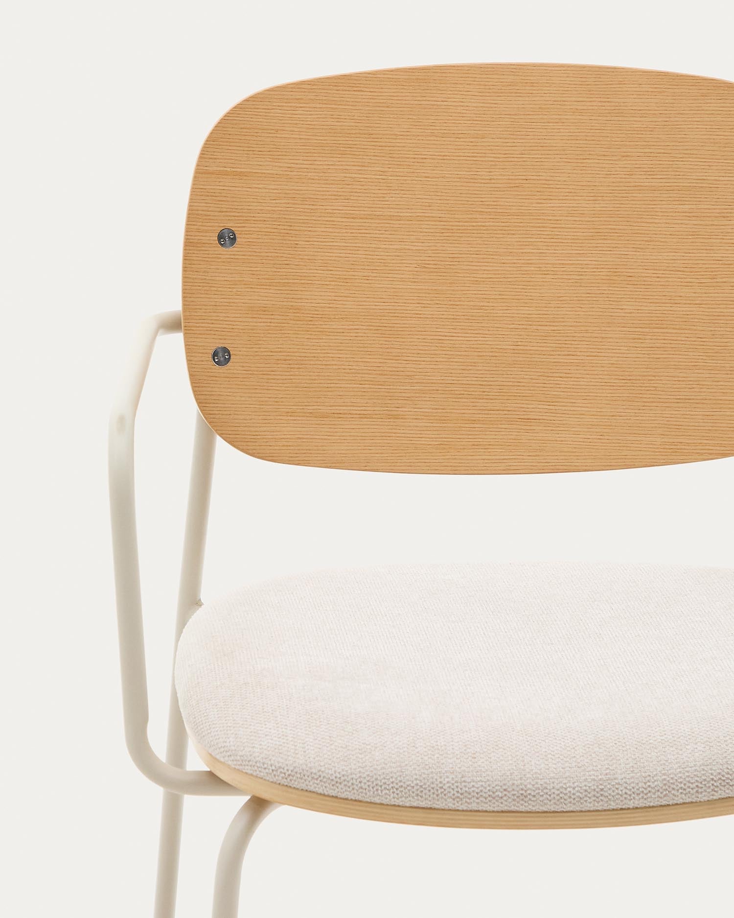 Erleben Sie den Stuhl Meli von Kave Home: Stilvolles Design aus Eschenfurnier, komfortable Chenille-Sitzfläche und robustes, beiges Metallgestell.