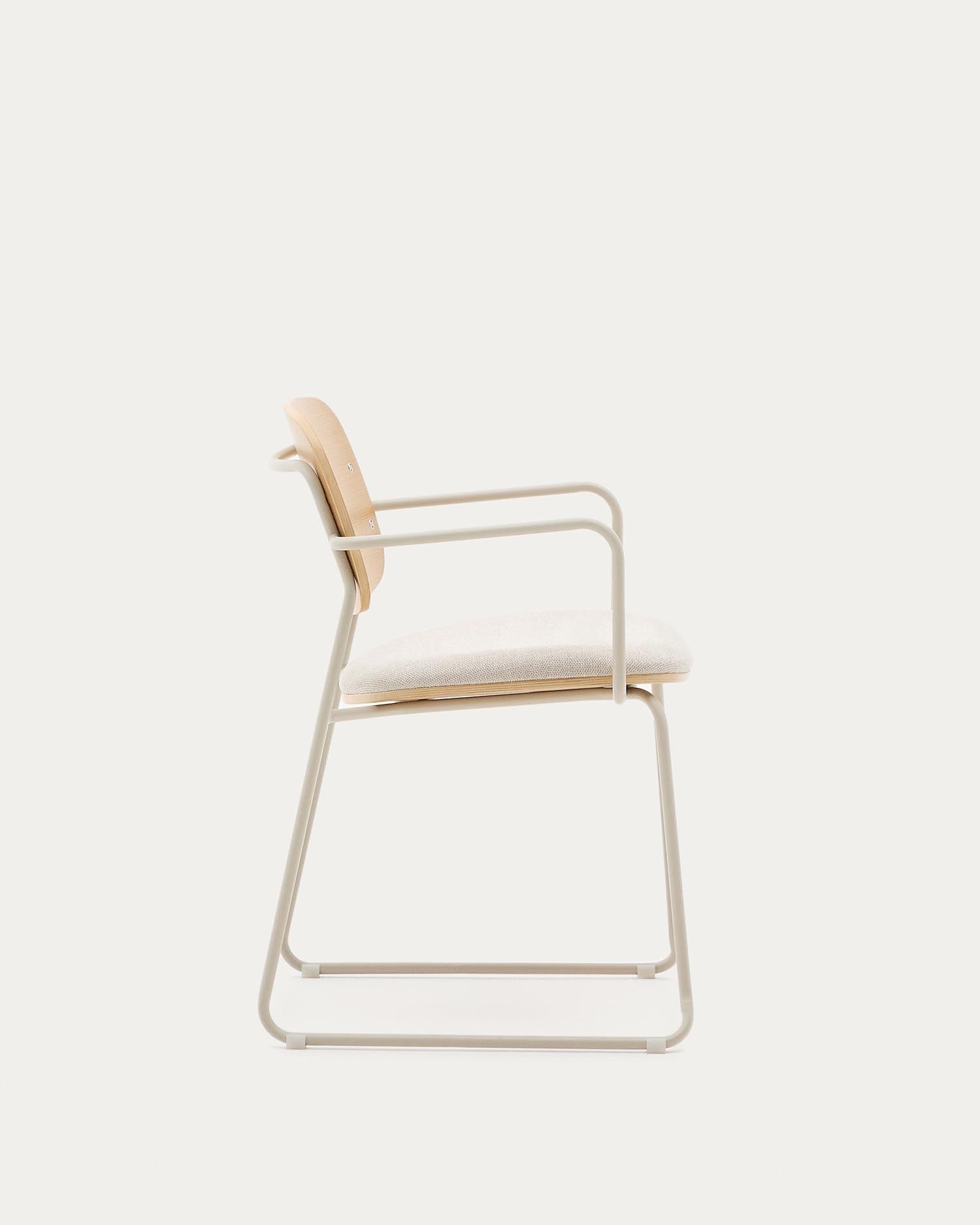 Entdecken Sie den eleganten Stuhl Meli von Kave Home: Hochwertiges Eschenfurnier, bequeme Chenille-Oberfläche und stilvolles Metallgestell in Beige.