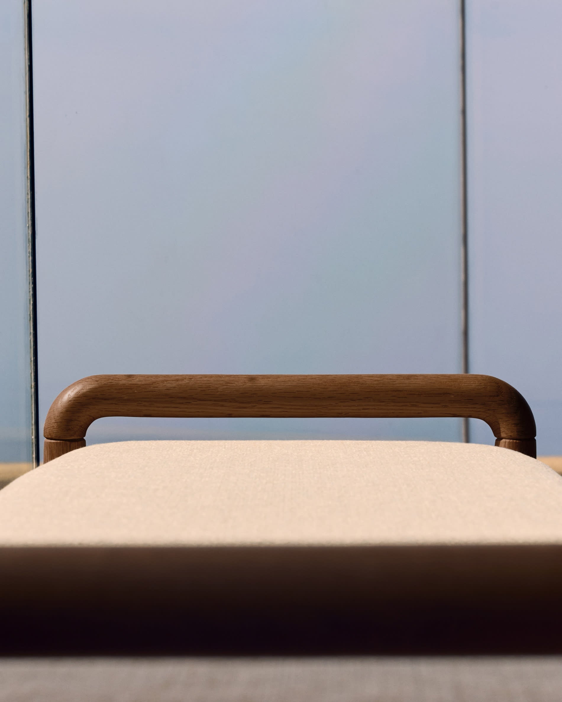 Stilvolle Polsterbank mit abnehmbarem Bezug, aus massivem Eichenholz in edlem Nussbaum-Finish, 120 cm, FSC-zertifiziert, von Kave Home.