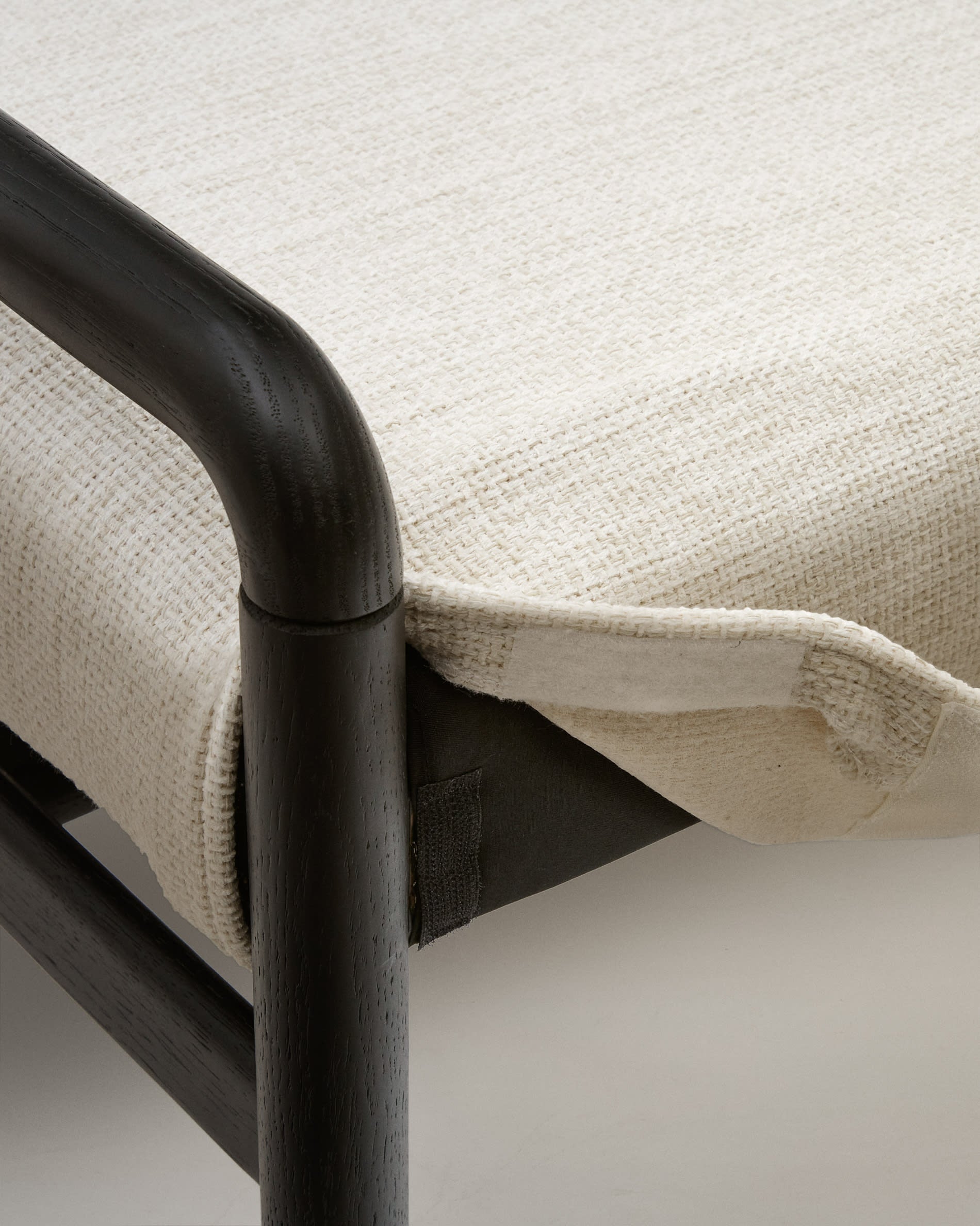 Stilvolle Macaret Polsterbank aus robustem Eichenholz, 120 cm lang, mit pflegeleichtem, abnehmbarem Bezug in Schwarz – perfekt für Ihr Zuhause.