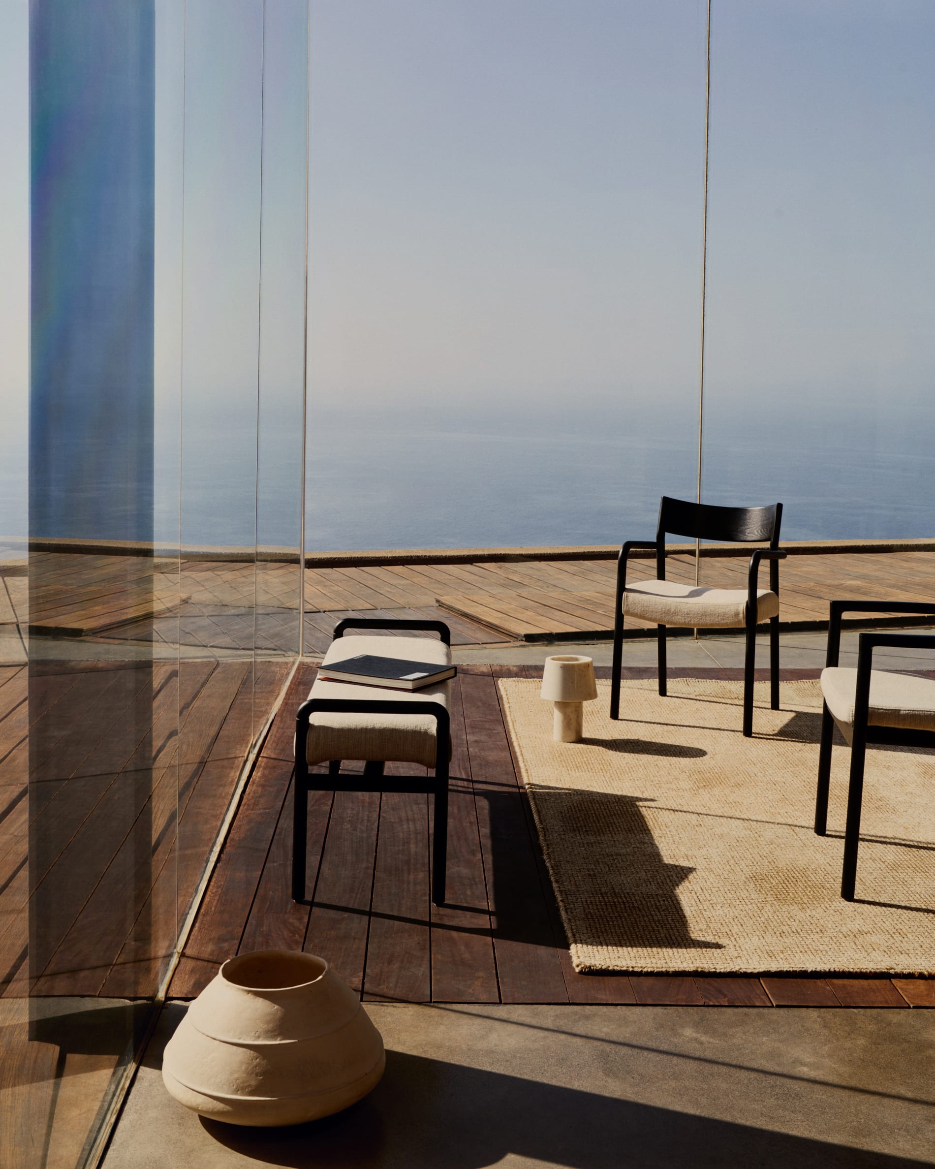 Stilvolle Polsterbank aus FSC-zertifiziertem Eichenholz, 120 cm, mit abnehmbarem Bezug, in elegantem Schwarz von Kave Home.