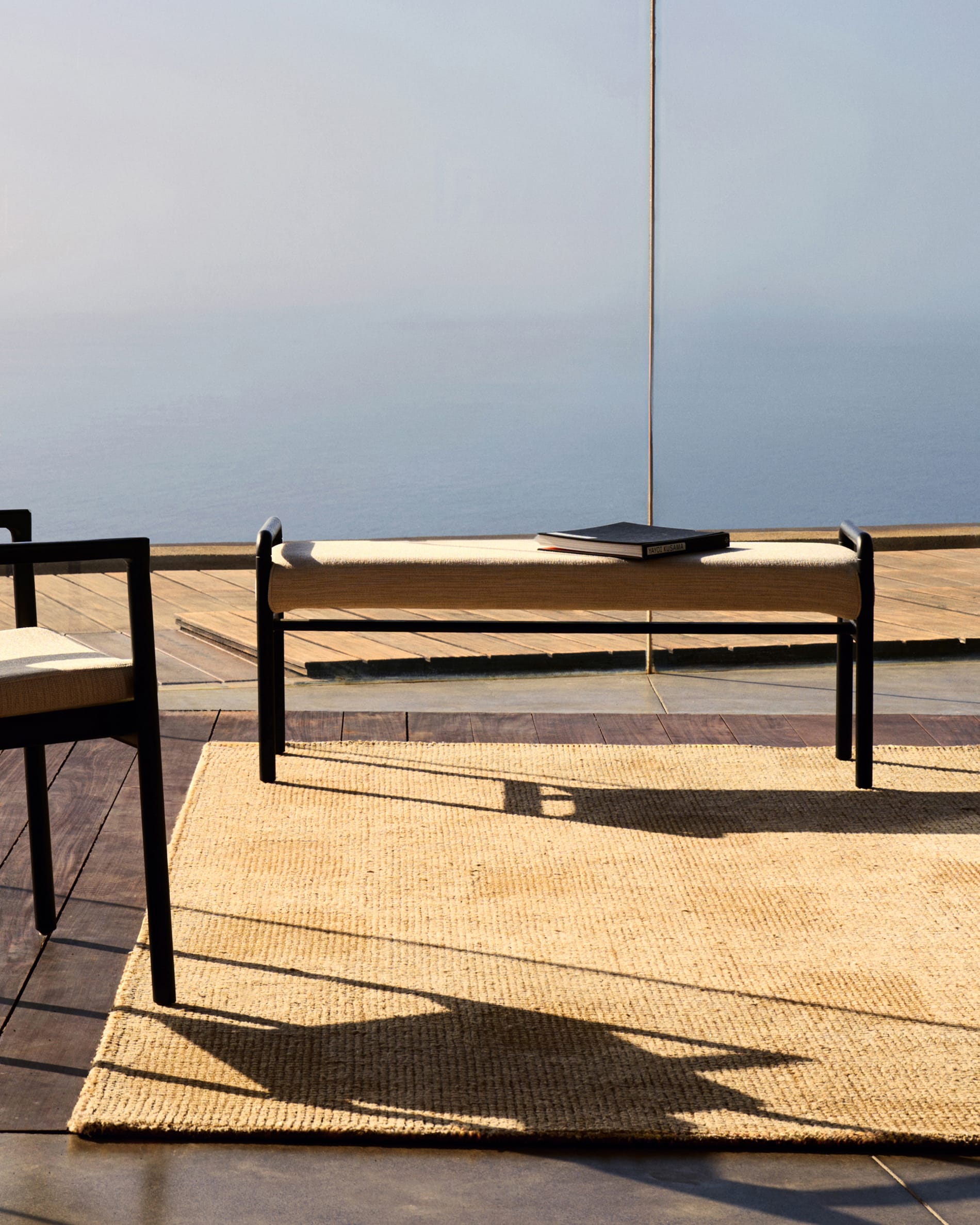 Elegante Polsterbank aus FSC-zertifiziertem Eichenholz, 120 cm, mit abnehmbarem Bezug, in modernem Schwarz von Kave Home.