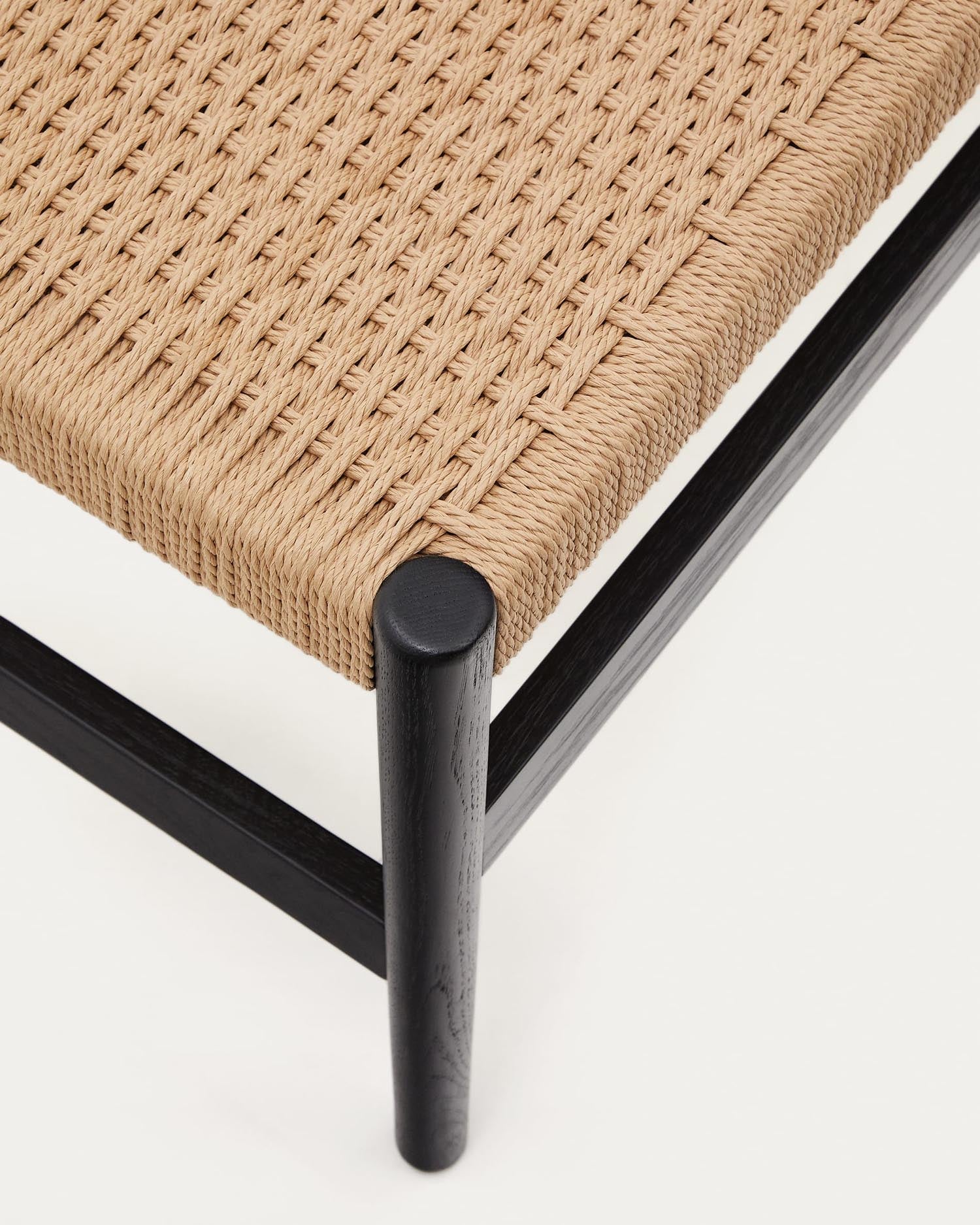 Elegante Zaide Bank aus massivem Eichenholz mit schwarzem Finish und handgeflochtenem Seilsitz. Ideal für stilvolle Wohnräume.
