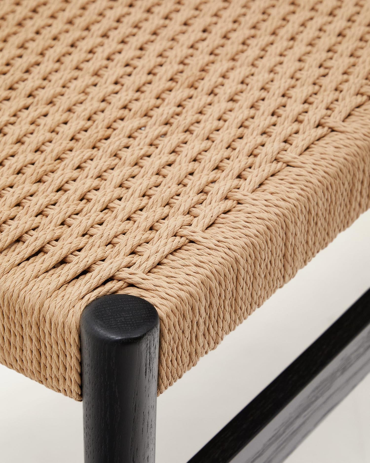 Stilvolle Zaide Bank aus robustem Eichenholz mit modernem schwarzem Finish und komfortablem Seilsitz. Perfekt für jedes Zuhause.