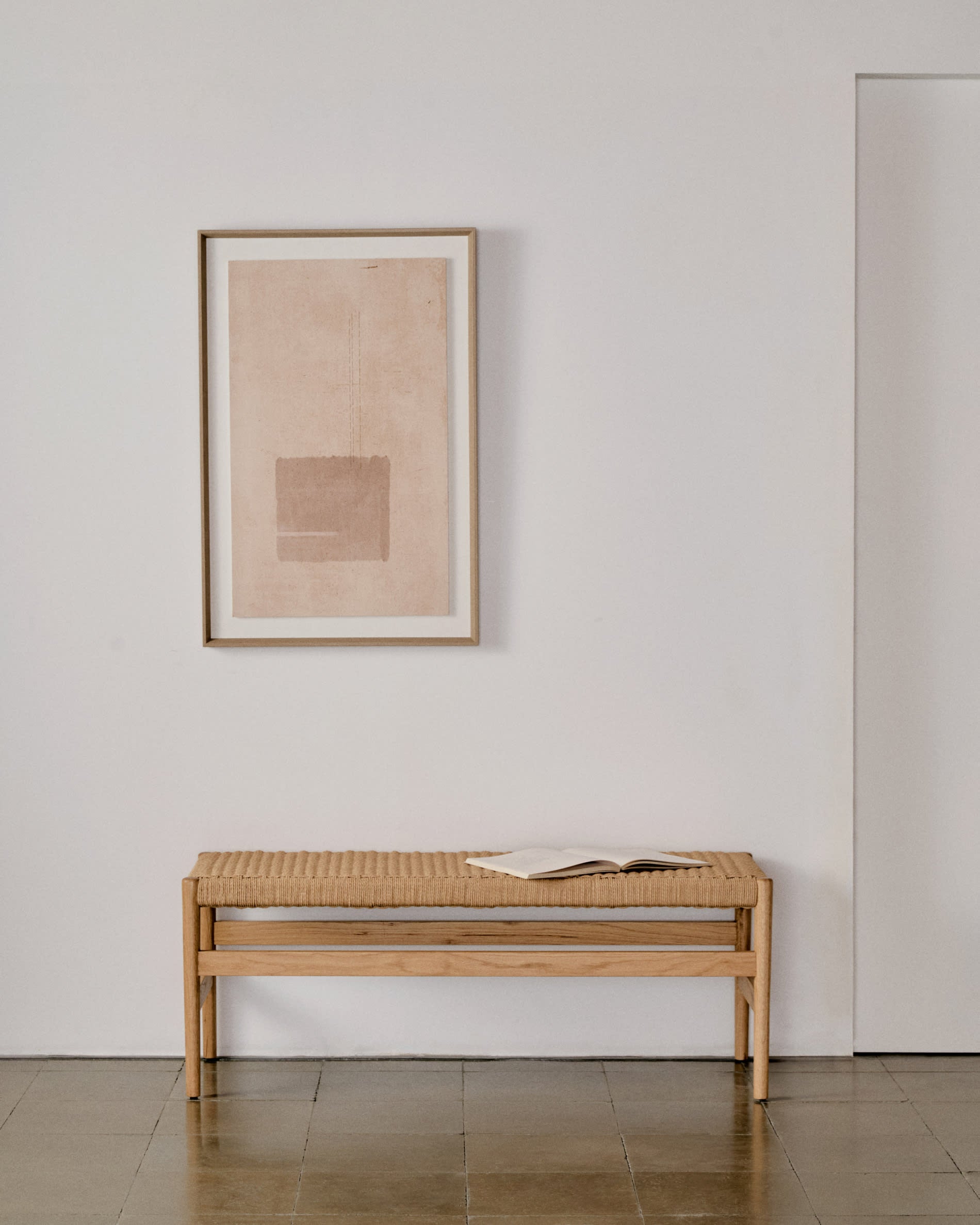 Elegante Bank aus massivem Eichenholz, 120 cm, naturfarben, FSC-zertifiziert, mit handgeflochtener Seilsitzfläche, nachhaltig und modern.