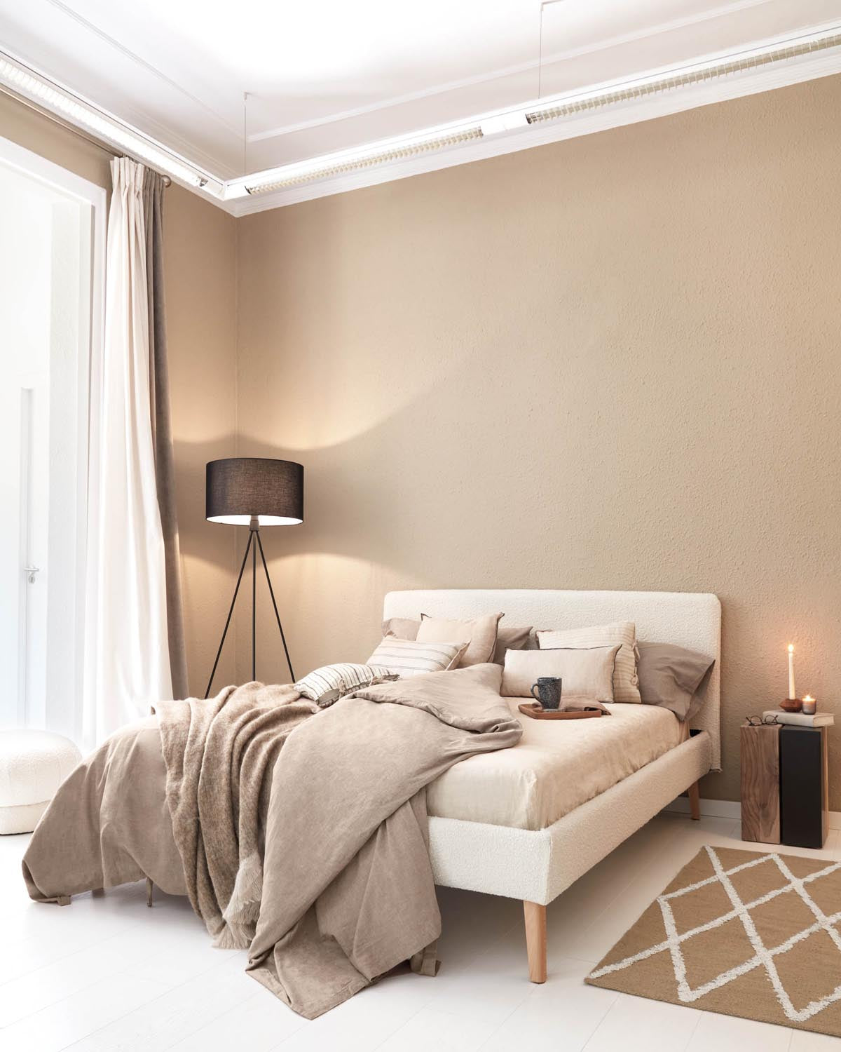 Kwango Beistelltisch: Kompakter Teakholz-Eisen-Mix von Kave Home.