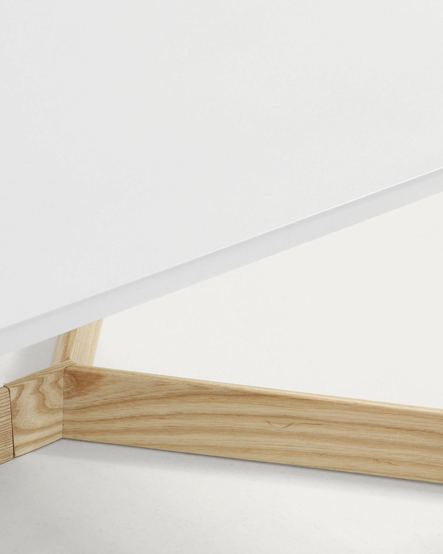 Der Quatro Couchtisch von Kave Home kombiniert robustes Eschenholz mit einer stilvollen weißen Lackierung und bietet praktischen Stauraum für Ihr Wohnzimmer.