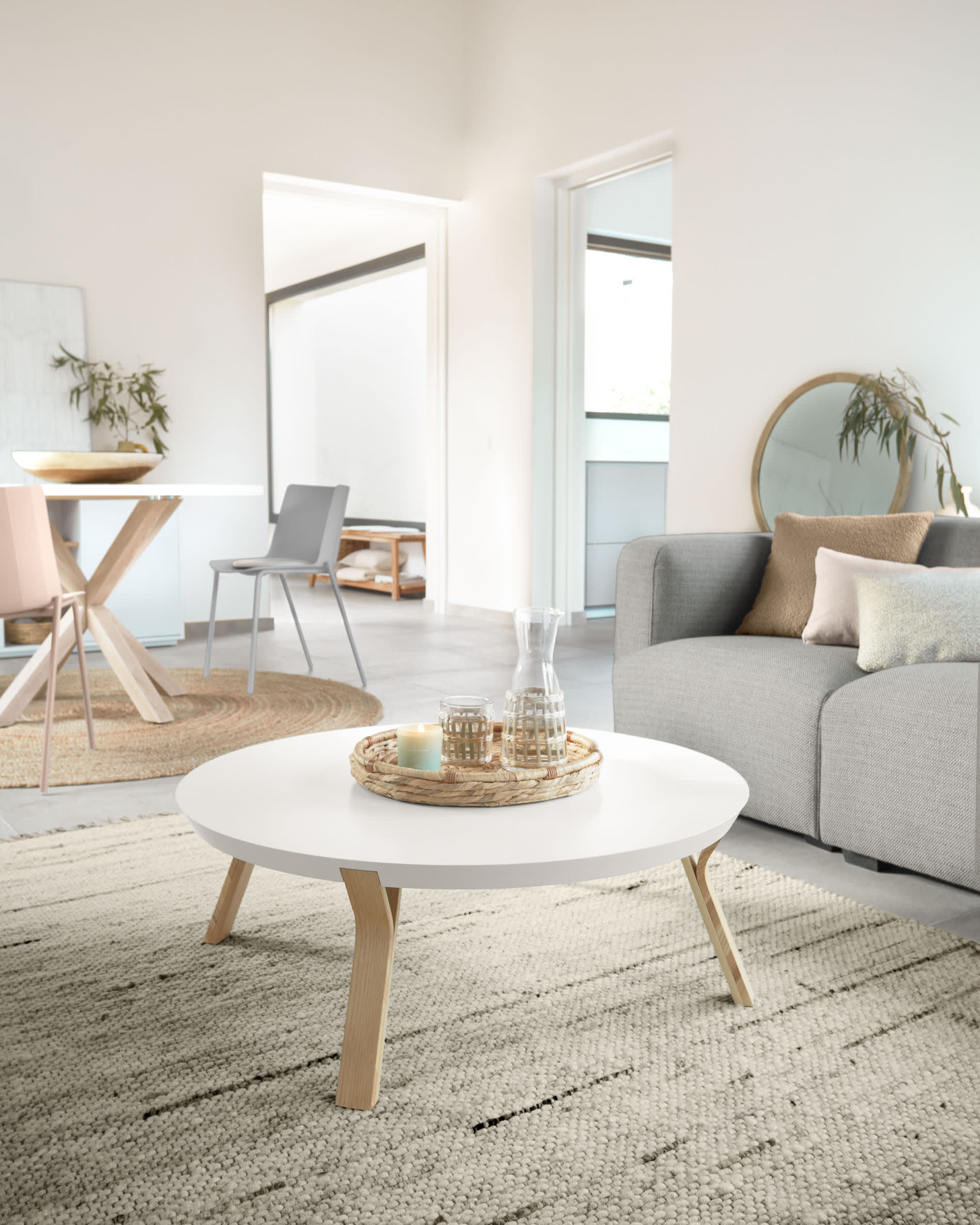 Eleganter Dilos Couchtisch aus robustem Eschenholz, mit weißer Lackierung, Ø 90 cm – ideal für einladende Wohnzimmer und stilvolle Akzente.