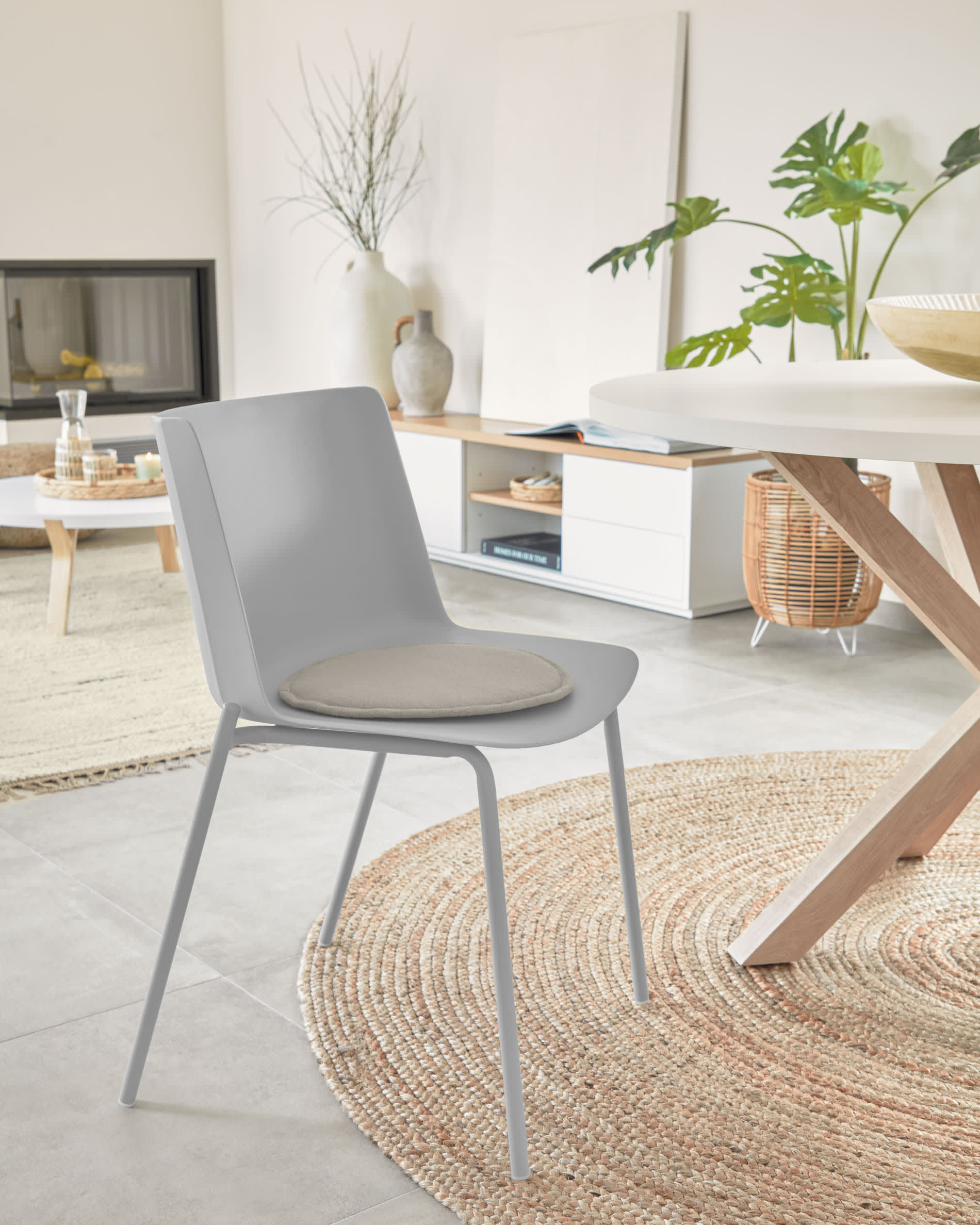 Eleganter Dilos Couchtisch aus robustem Eschenholz, weiß lackiert, Ø 90 cm – ideal für stilvolle Akzente in Ihrem Wohnraum.