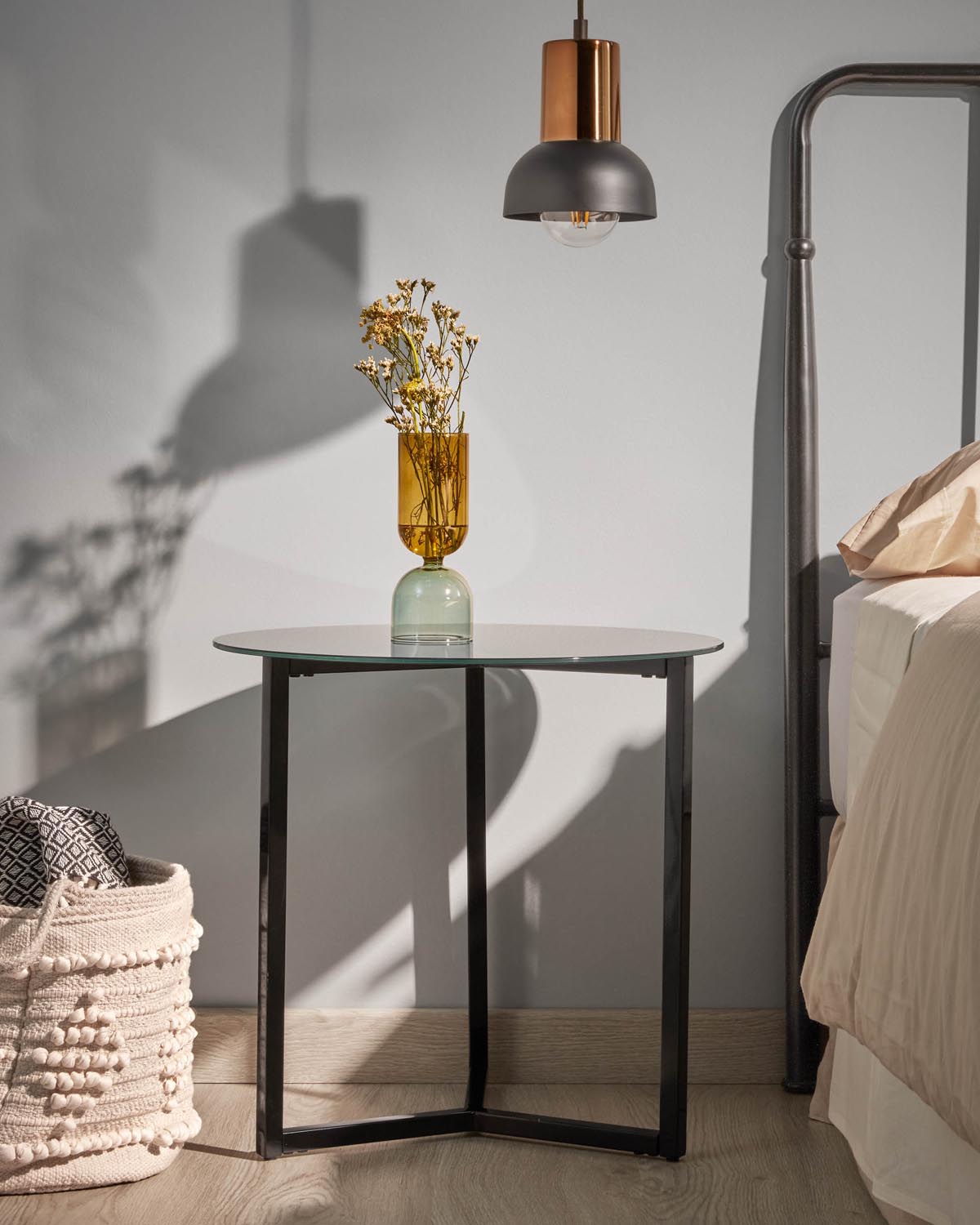 Raeam Beistelltisch: Schwarzes Glas & Stahl, Ø 50 cm, edles Design.