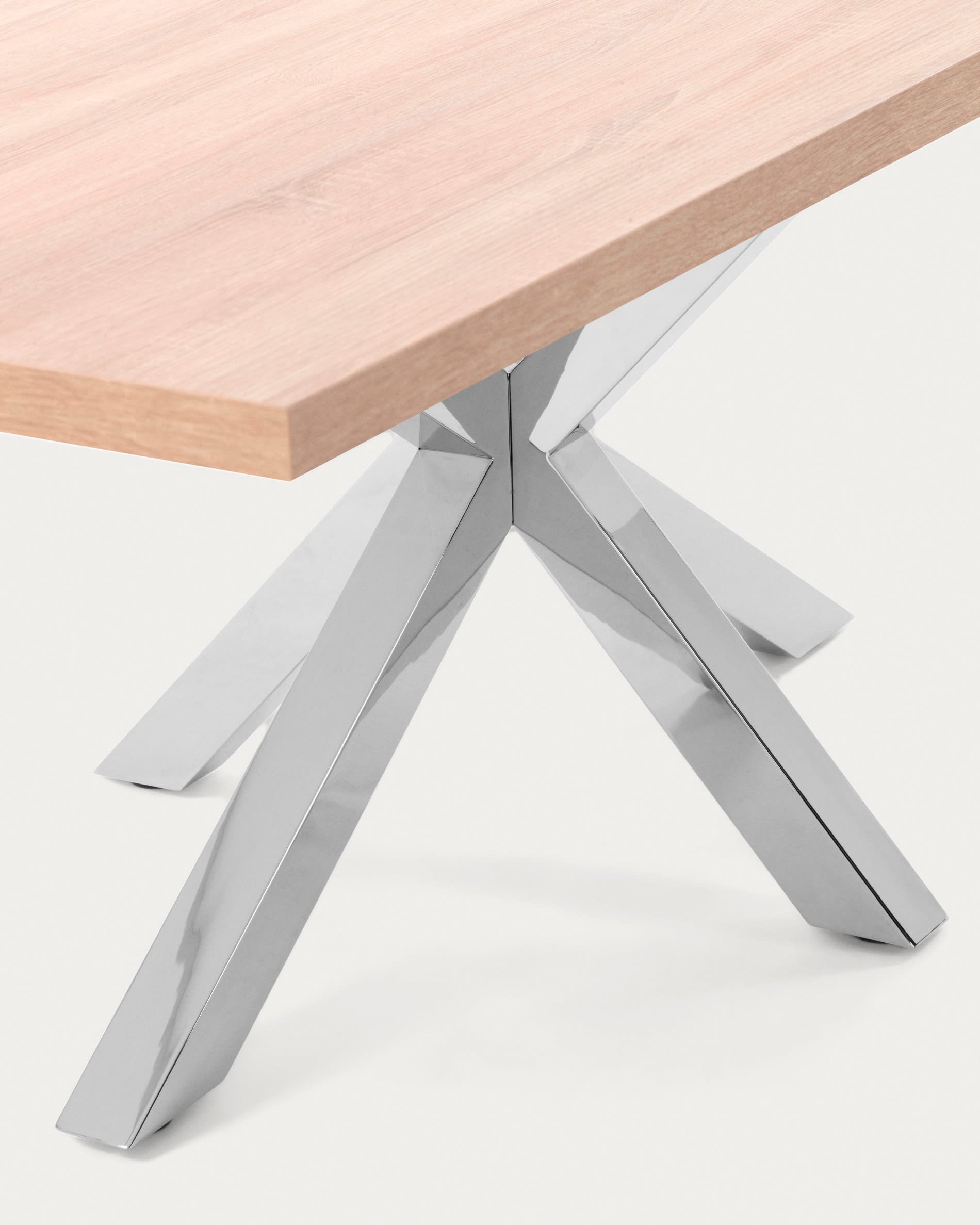 Entdecken Sie den stilvollen Tisch Argo von Kave Home: 200 x 100 cm, mit pflegeleichter Melamin-Oberfläche und robusten Edelstahlbeinen.