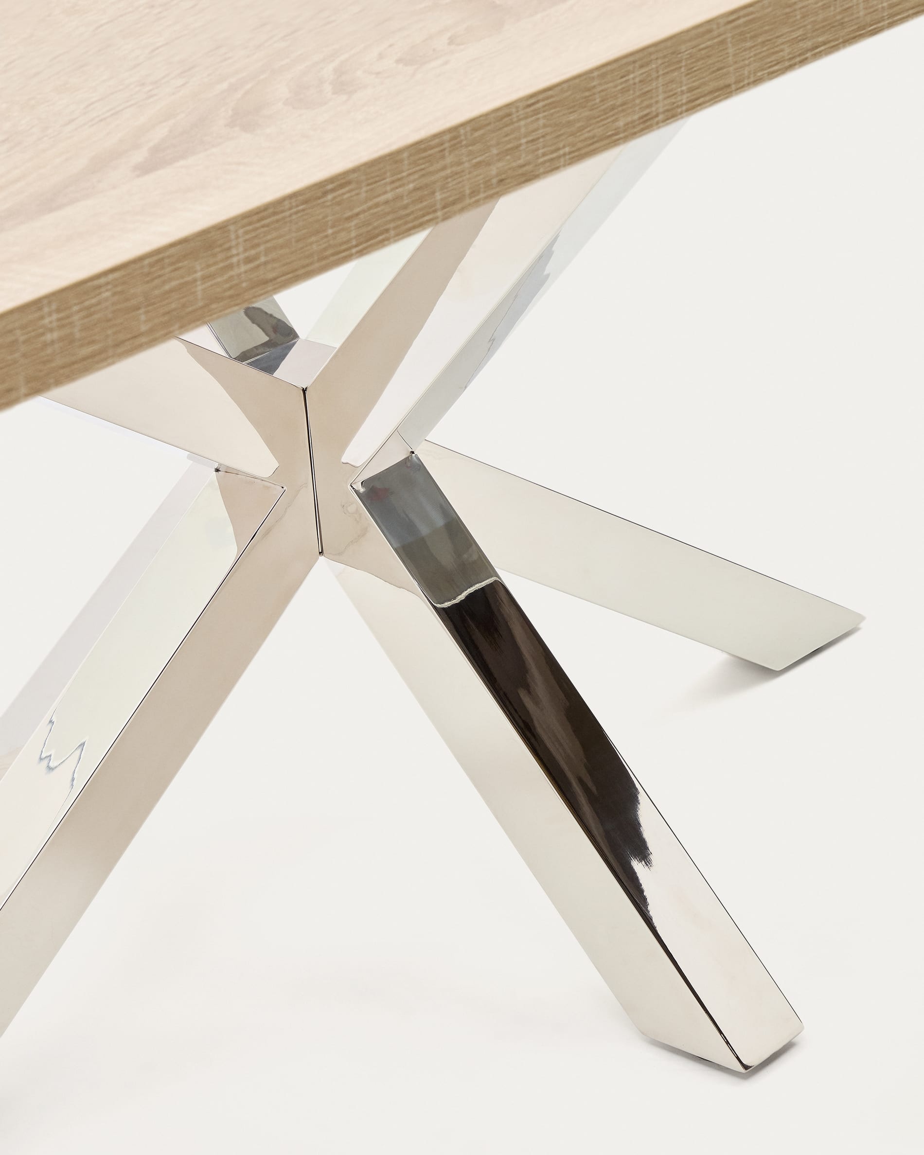 Erleben Sie den eleganten Tisch Argo von Kave Home: 200 x 100 cm, mit natürlicher Melamin-Oberfläche und stabilen Edelstahlbeinen für zeitloses Design.