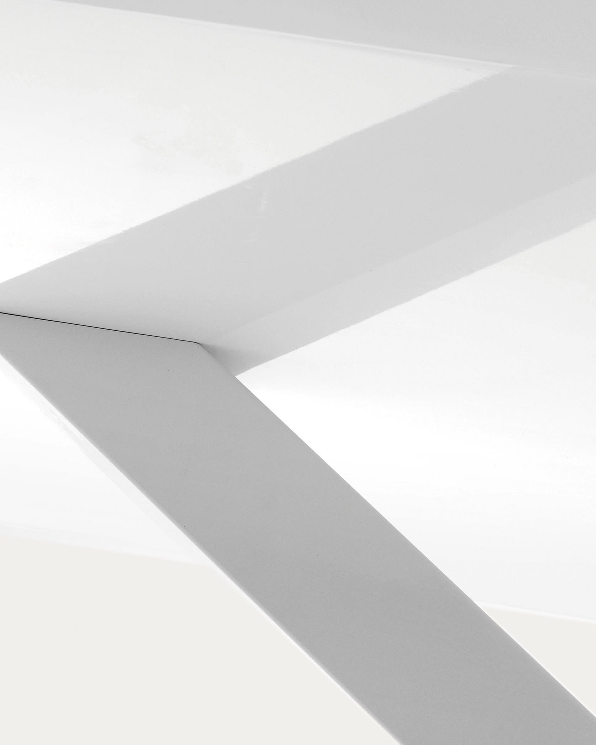 Entdecken Sie den eleganten Tisch Argo von Kave Home: Langlebige Melaminoberfläche, stilvolle Stahlbeine, perfekt für gesellige Essmomente.