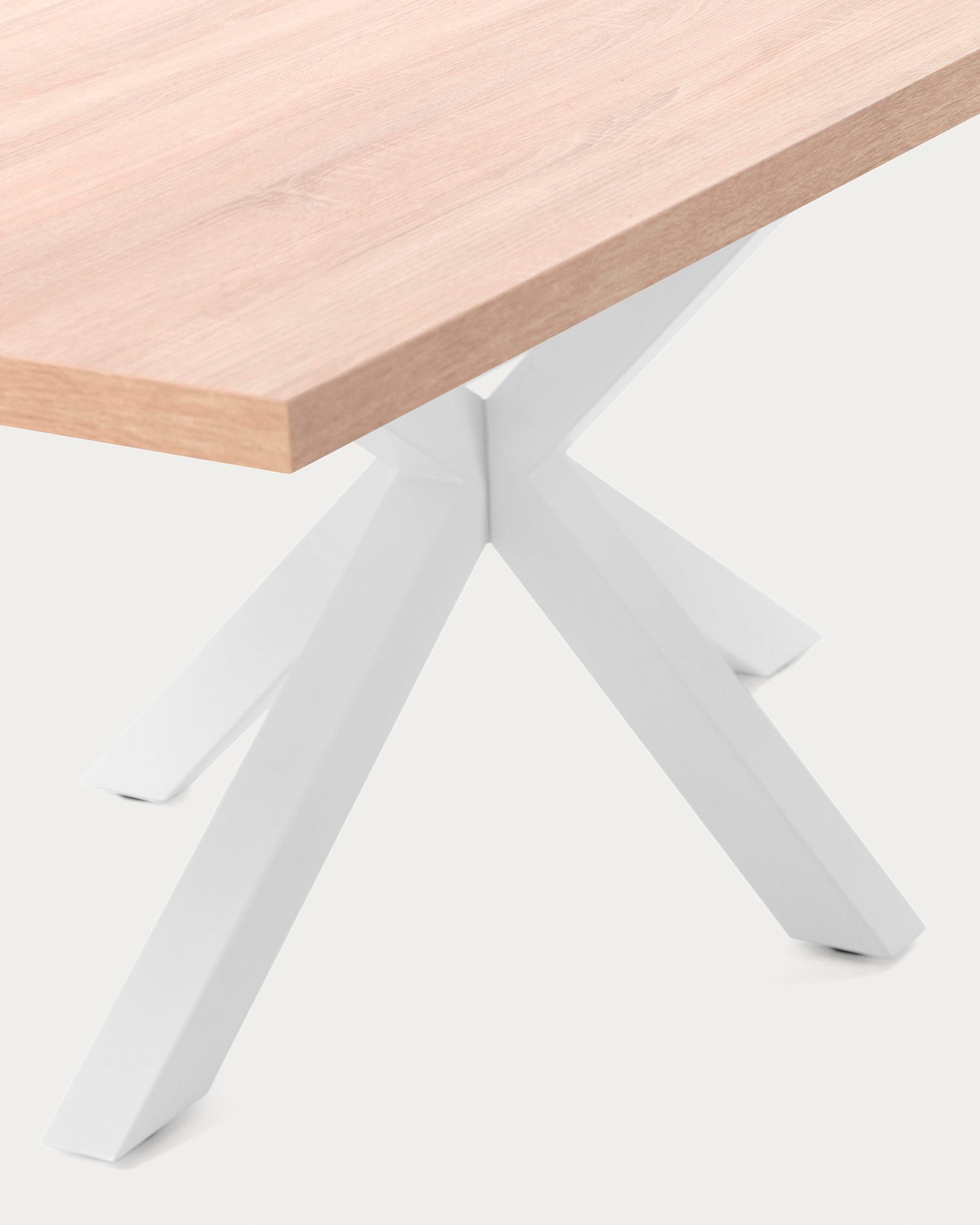 Entdecken Sie den eleganten Tisch Argo von Kave Home: 200x100 cm, mit warmer Melamin-Oberfläche und stabilen, weißen Stahlbeinen – perfekt für jeden Essbereich.