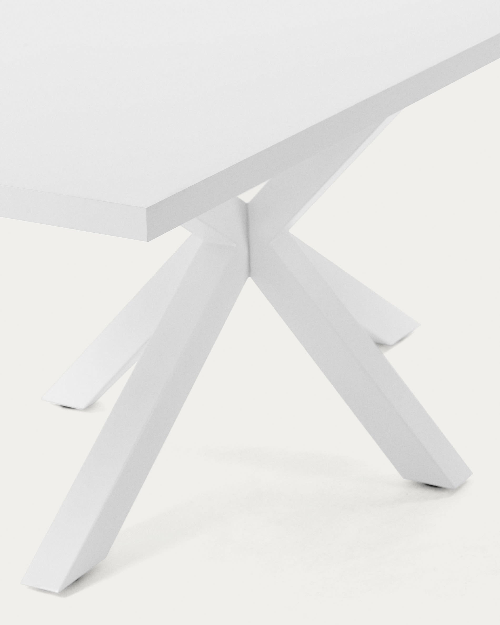 Tisch Argo von Kave Home: Moderner Esstisch mit weißer Melaminoberfläche und robusten Stahlbeinen. Ideal für gesellige Runden und stilvolle Einrichtung.