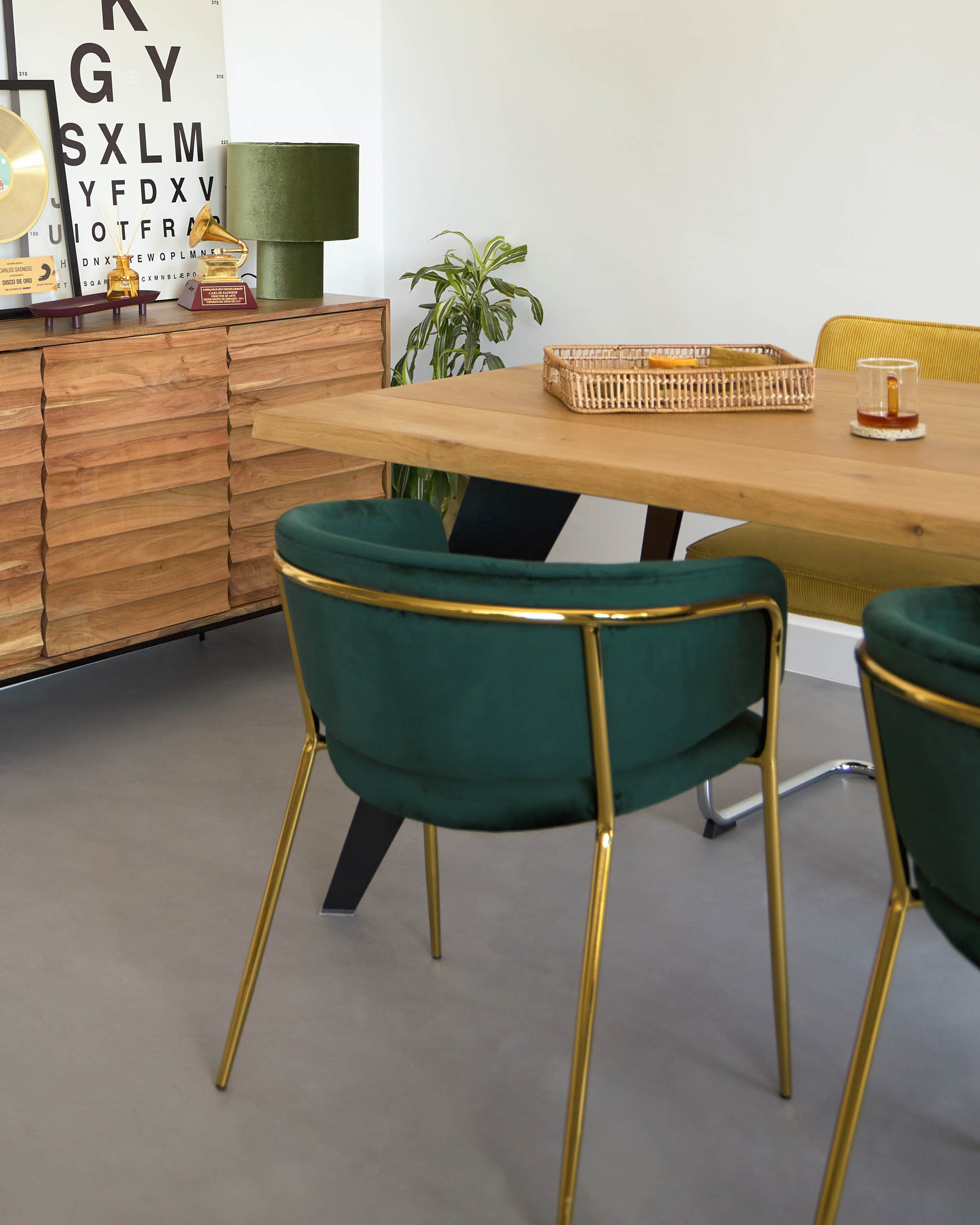 Der Koda Tisch vereint natürliche Eleganz mit modernem Design: Eichenfurnier trifft auf schwarze Stahlbeine, ideal für stilvolle Dinner.