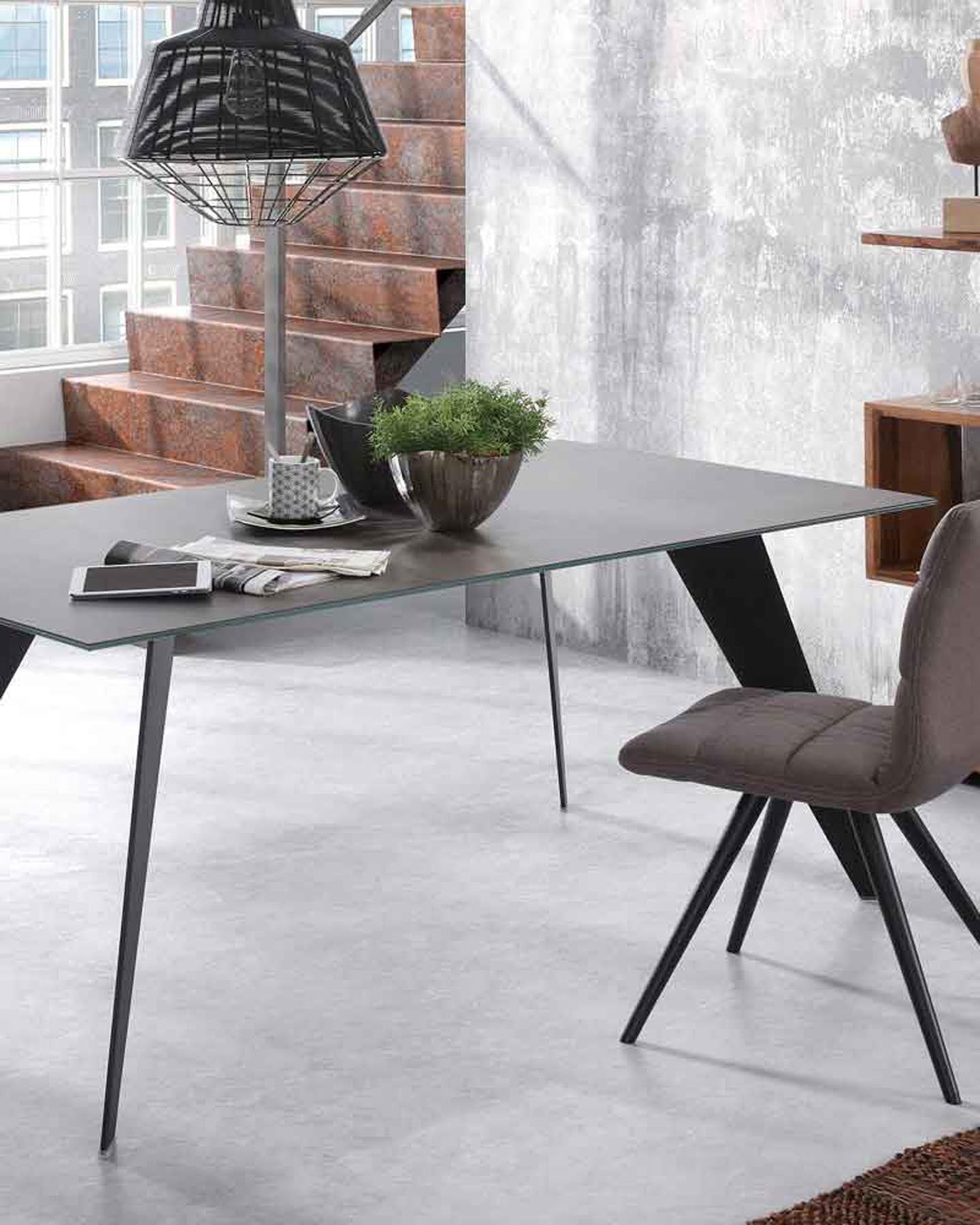 Koda Tisch aus Feinsteinzeug mit Iron Moss Finish und schwarzen Stahlbeinen 200 x 100 cm in Schwarz präsentiert im Onlineshop von KAQTU Design AG. Esstisch ist von Kave Home