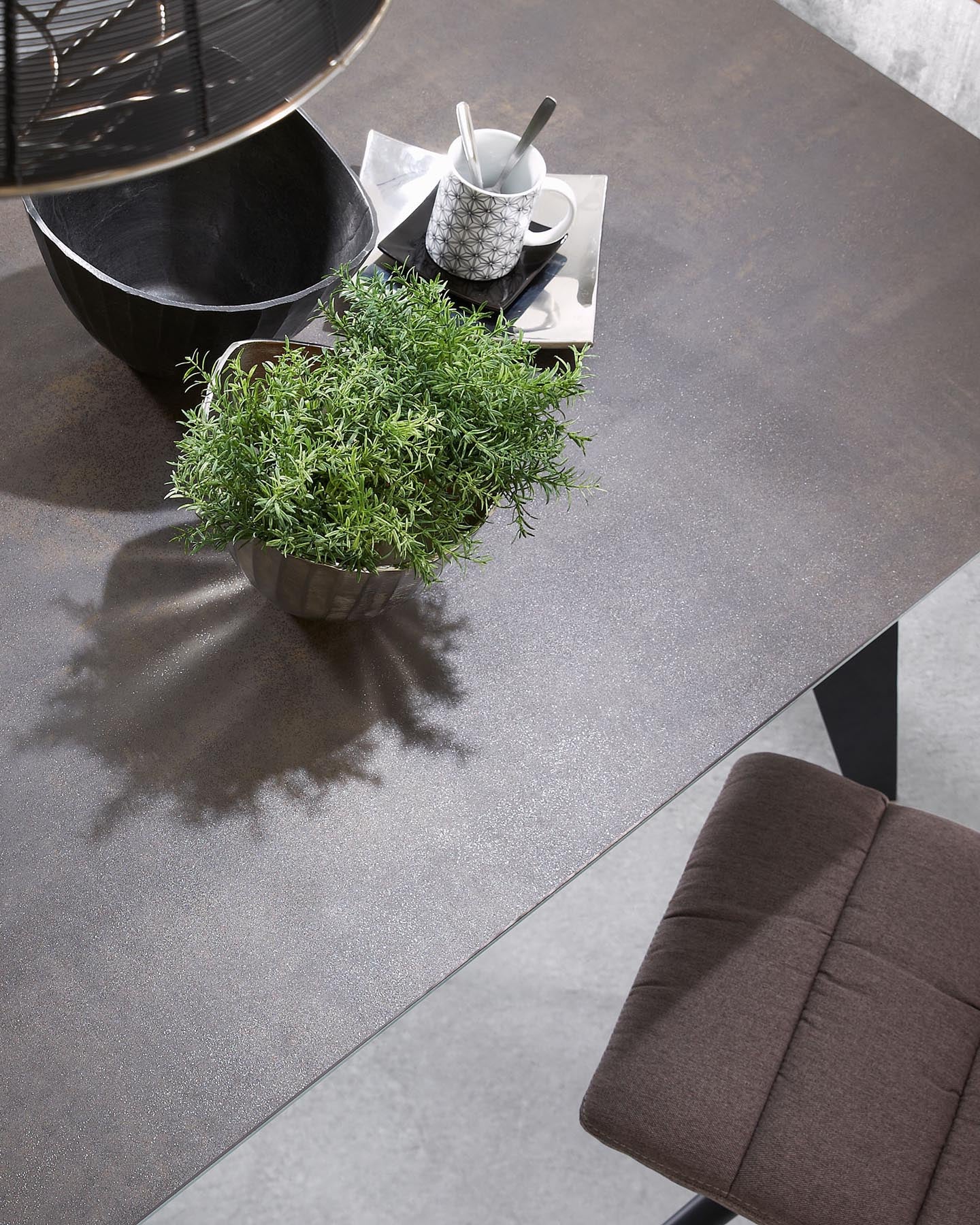 Koda Tisch aus Feinsteinzeug mit Iron Moss Finish und schwarzen Stahlbeinen 200 x 100 cm in Schwarz präsentiert im Onlineshop von KAQTU Design AG. Esstisch ist von Kave Home