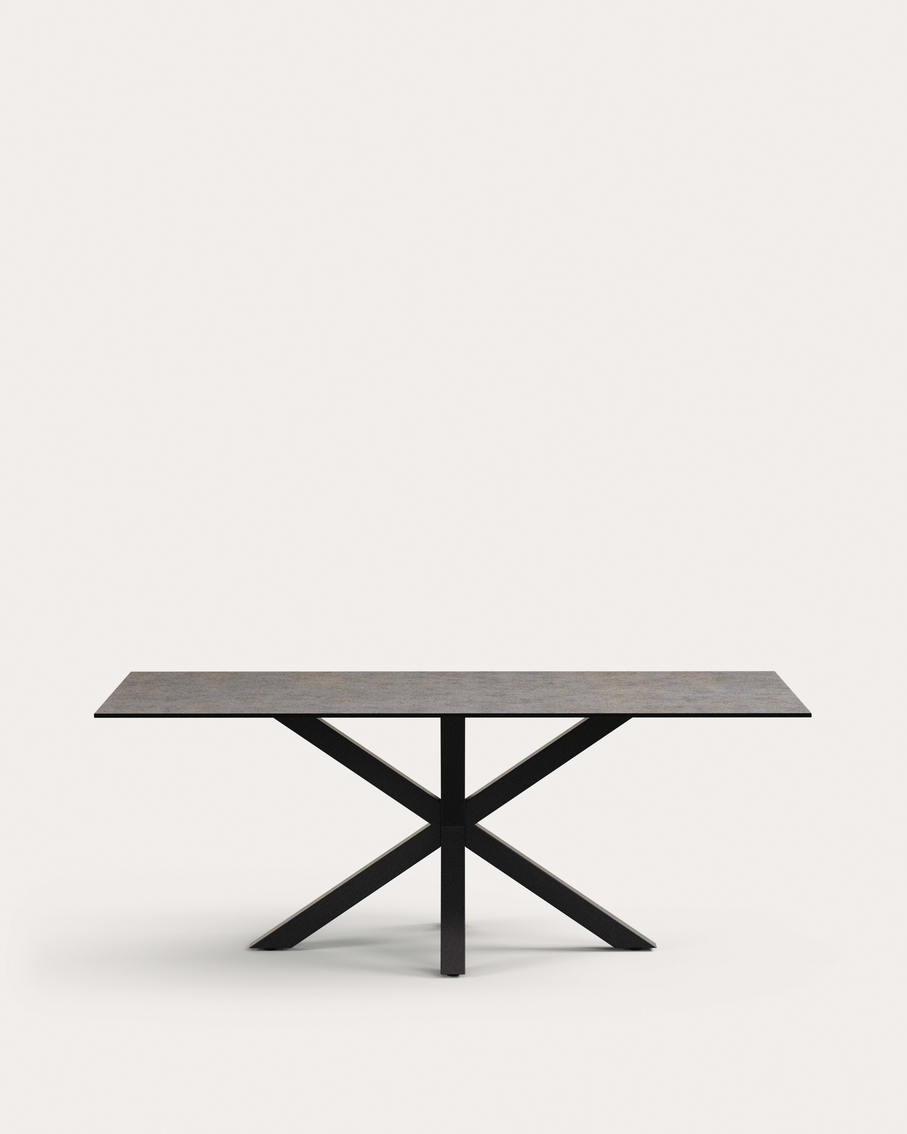 Der Tisch Argo von Kave Home: Elegante Iron Moss-Porzellanplatte, stabile Stahlbeine, 200x100 cm. Perfekt für stilvolle Anlässe.