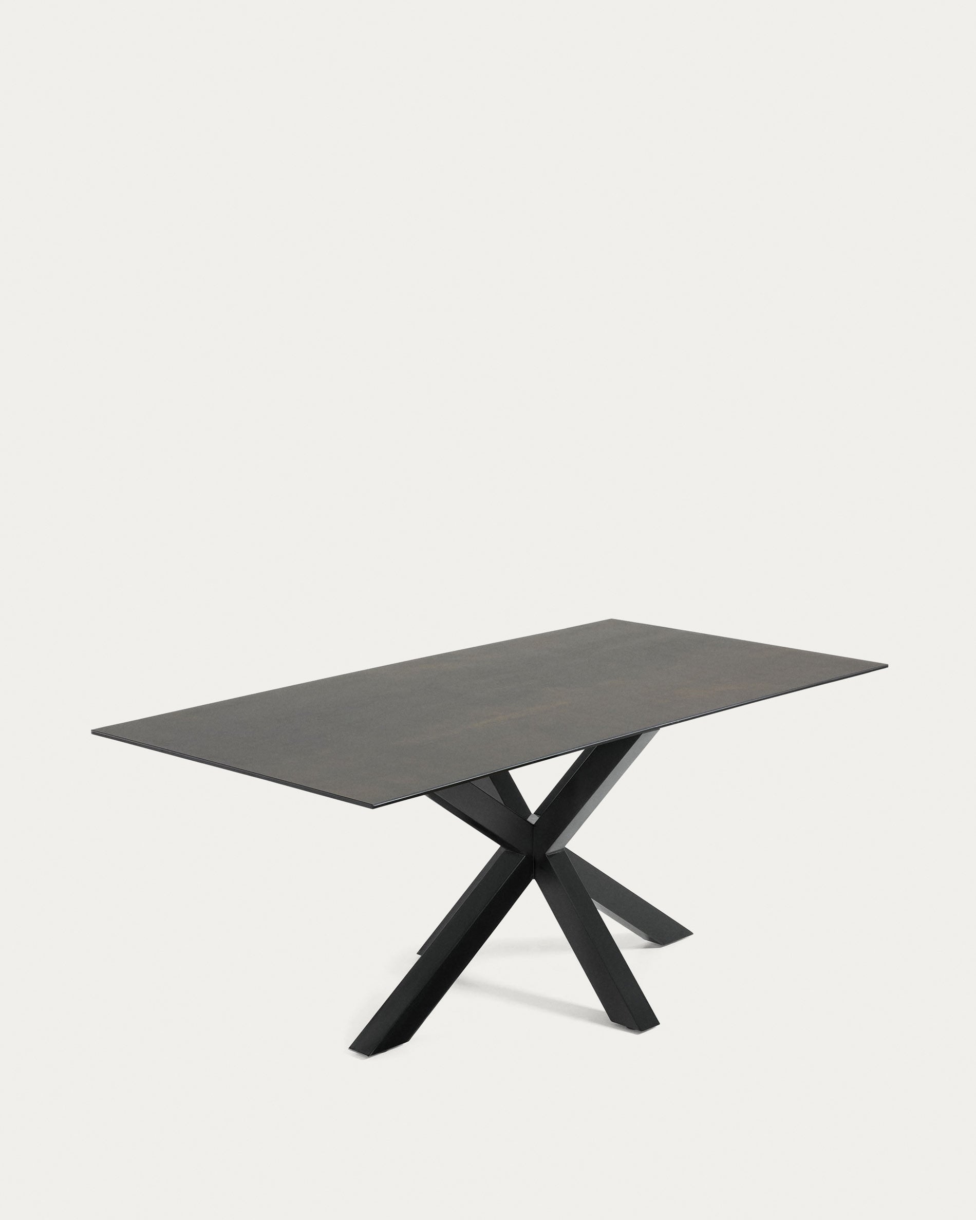 Moderner Tisch Argo mit Iron Moss-Porzellanplatte und schwarzen Stahlbeinen, 200x100 cm, ideal für stilvolle Einrichtungen.