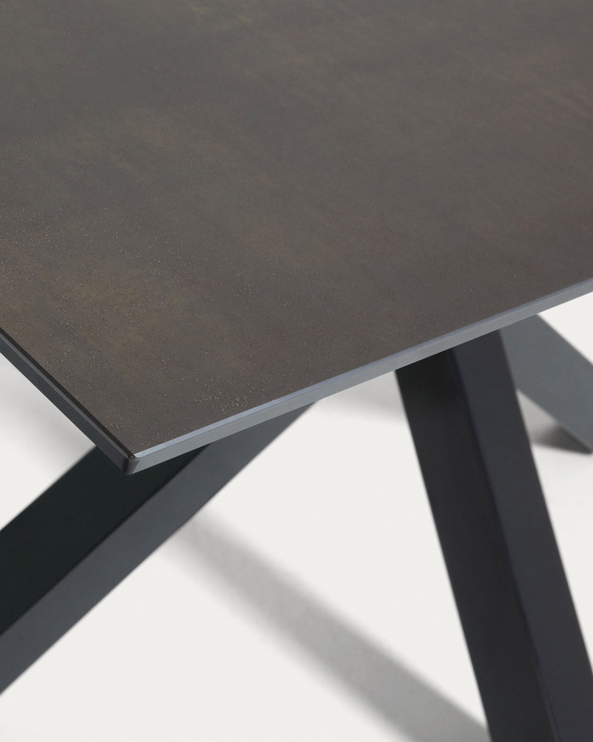 Eleganter Tisch Argo aus Iron Moss-Porzellan und robusten Stahlbeinen, 200 x 100 cm, perfekt für gesellige Anlässe und modernes Wohndesign.