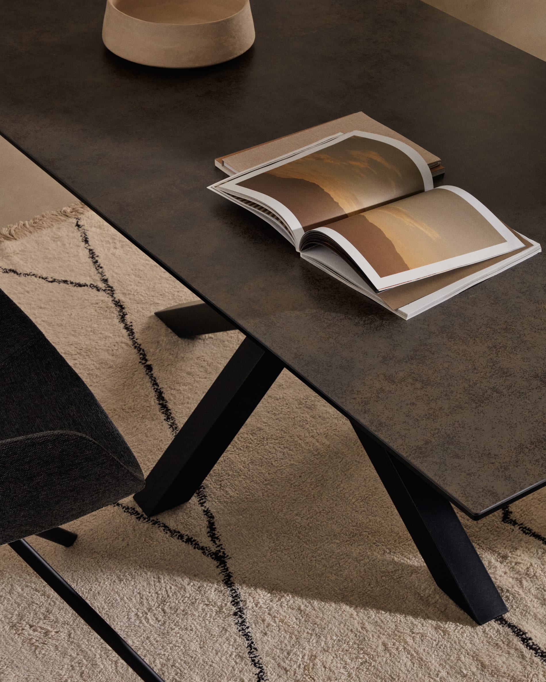 Moderner Tisch Argo mit Iron Moss-Porzellanplatte und schwarzen Stahlbeinen, 200x100 cm, ideal für stilvolle Räume.