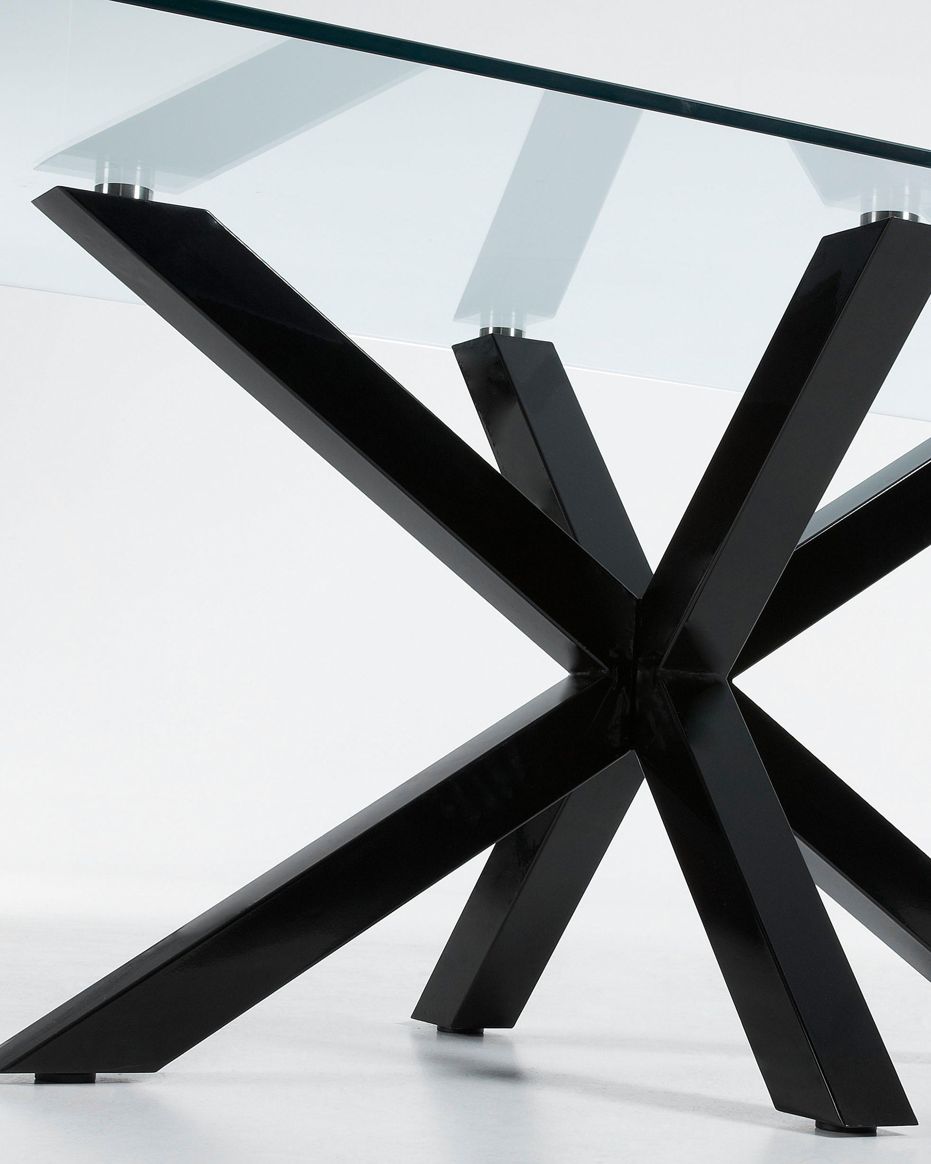 Eleganter Argo Tisch von Kave Home: 180 x 100 cm, Glasplatte und robuste schwarze Stahlbeine, perfekt für gesellige Anlässe und stilvolle Einrichtung.