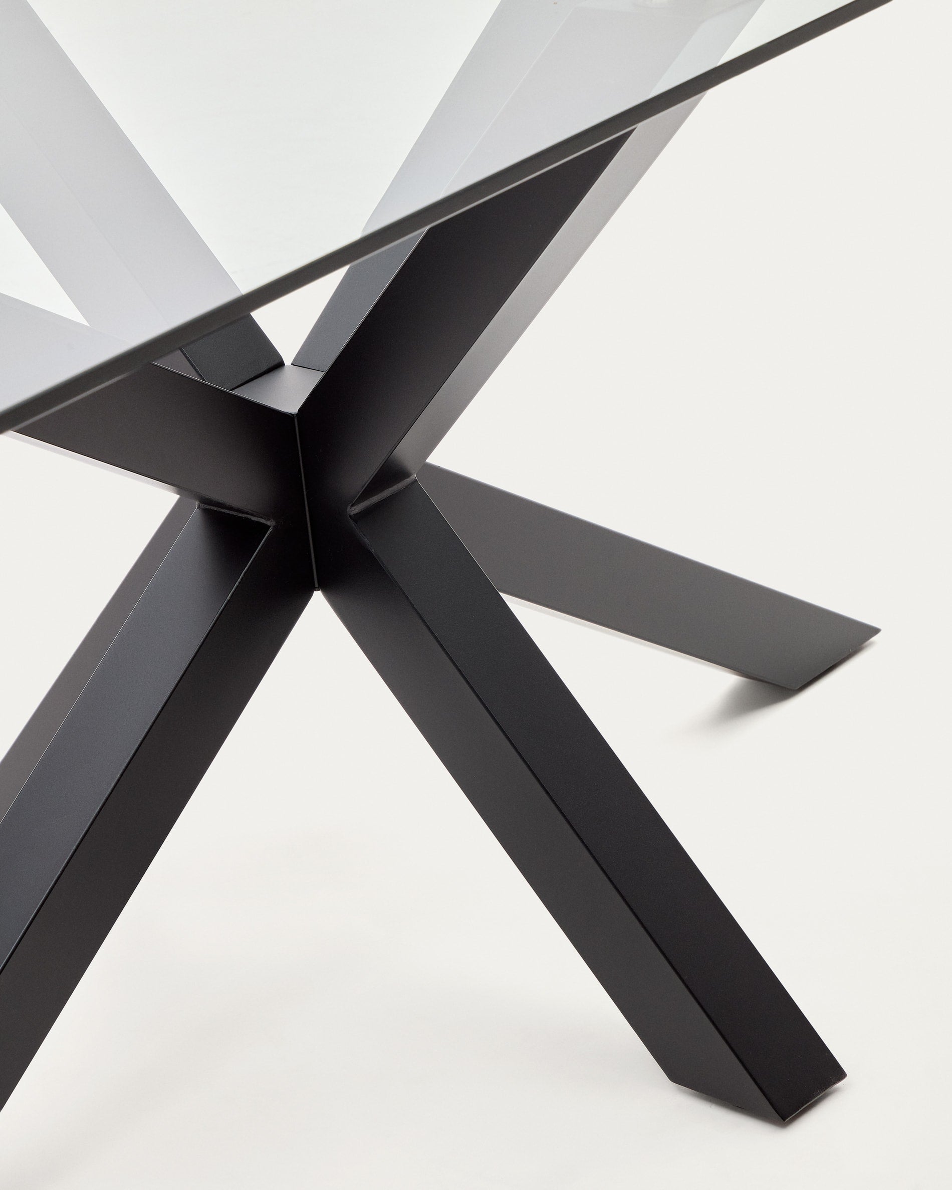 Moderner Argo Tisch von Kave Home: 180 x 100 cm, mit eleganter Glasplatte und stabilen Stahlbeinen in Schwarz – ideal für jedes Zuhause.