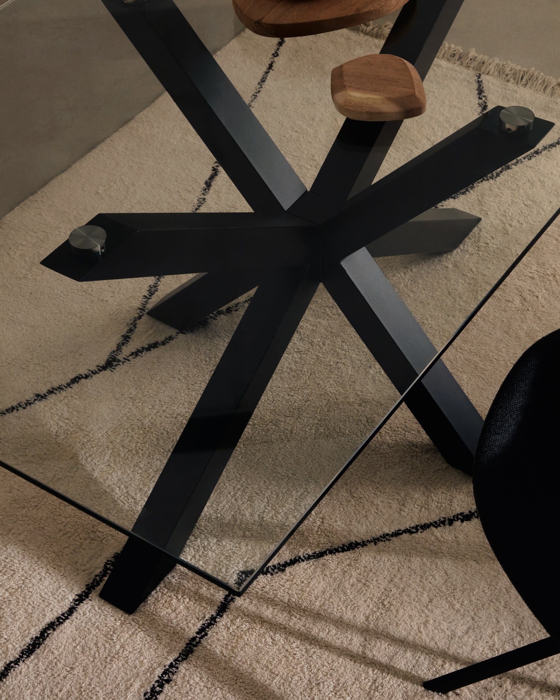 Moderner Argo Tisch von Kave Home: 180 x 100 cm, elegante Glasoberfläche, robuste schwarze Stahlbeine, ideal für gesellige Anlässe.