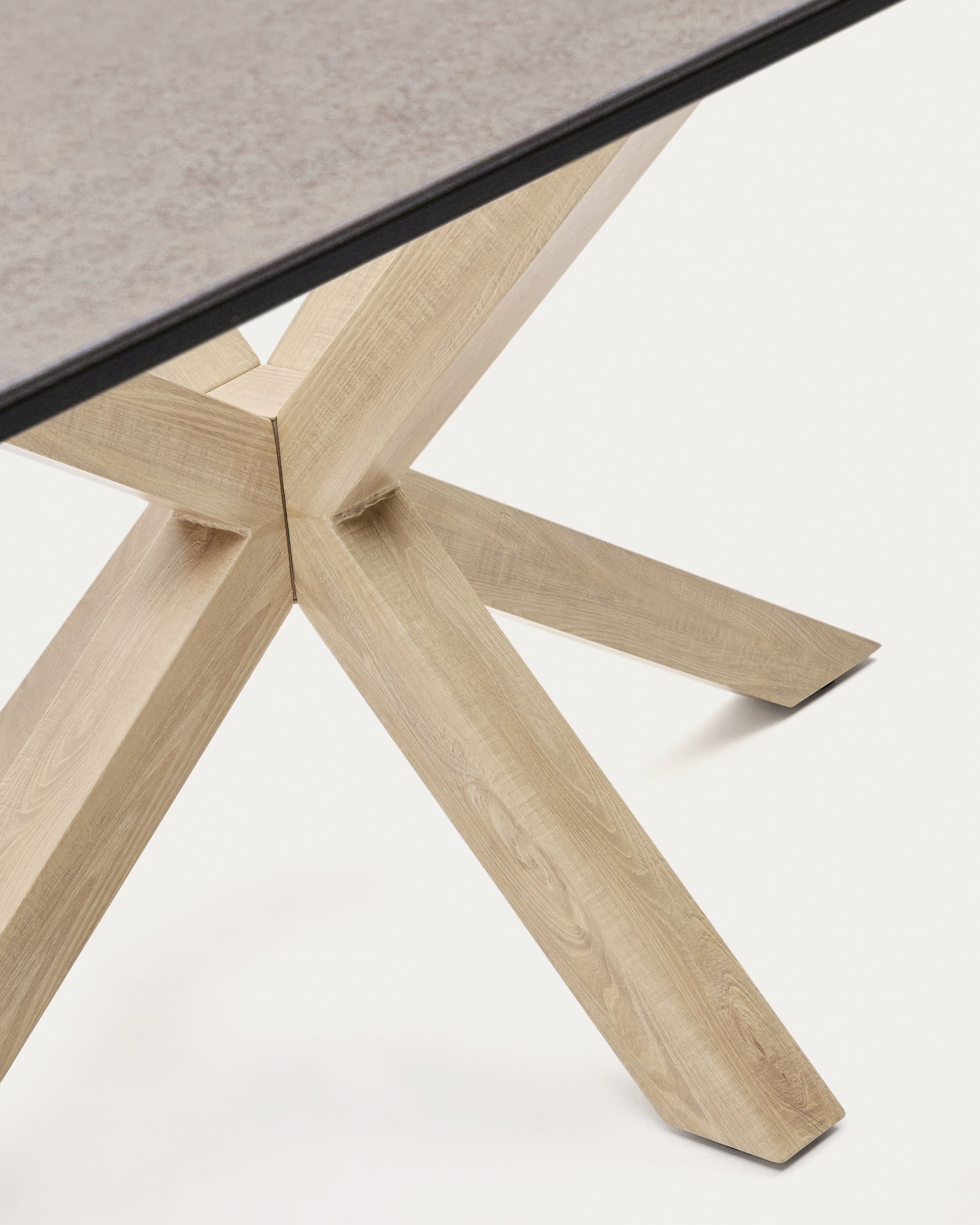 Erleben Sie den New Argo Tisch von Kave Home: Ein eleganter Esstisch aus langlebiger Keramik und robustem Akazienholz für jeden Anlass.