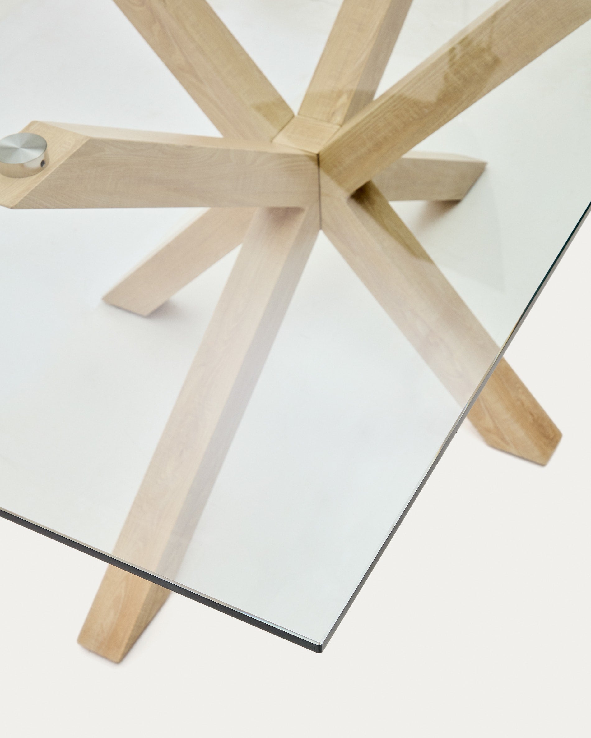 Moderner Argo Tisch von Kave Home, 180 x 100 cm, mit eleganter Glasplatte und stabilen Stahlbeinen in Holzoptik – ideal für stilvolle Esszimmer.