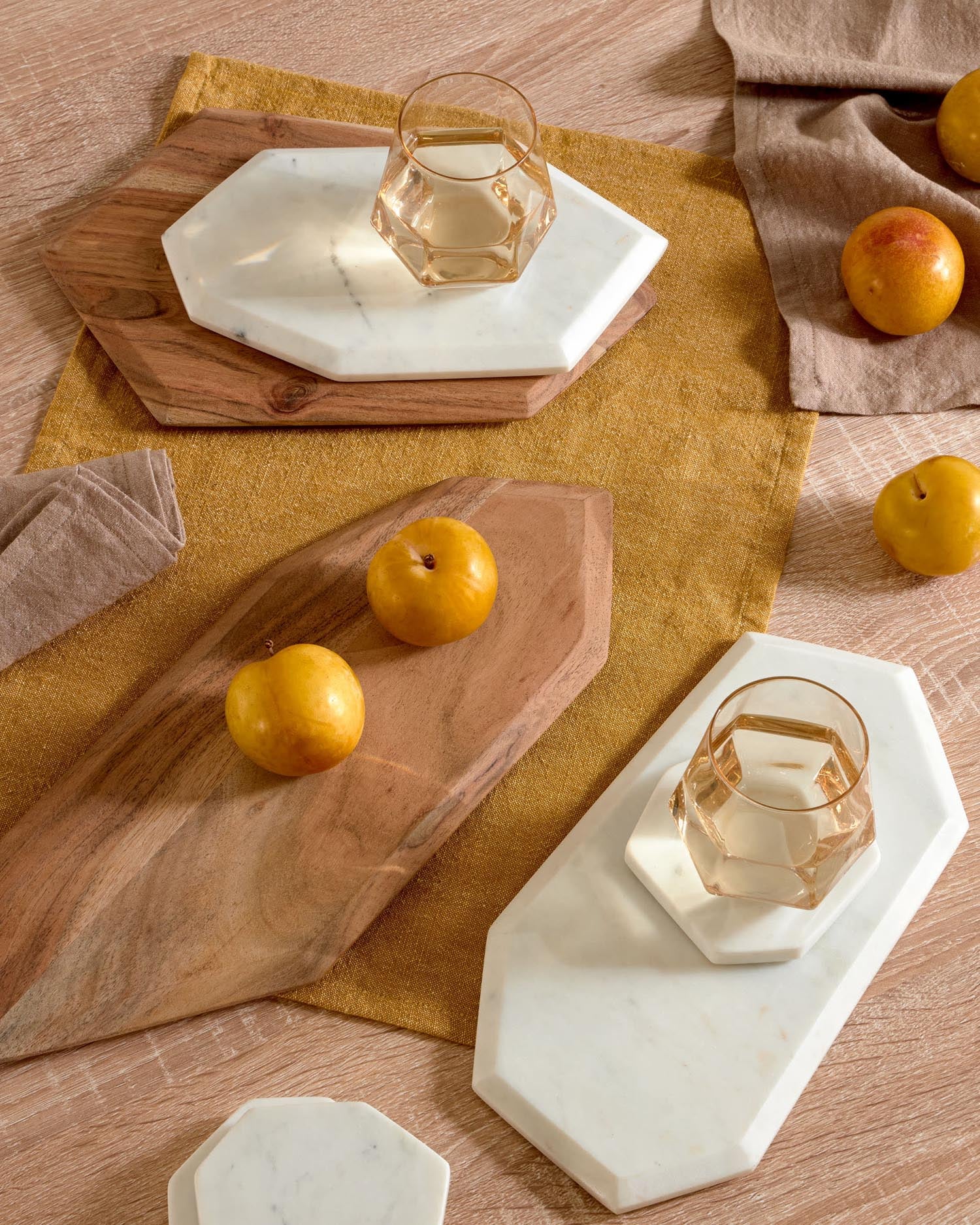 Moderner Tisch Argo: Melamin-Oberfläche in Natur-Optik, Stahlbeine in Holzdesign, 180x100 cm, elegant und langlebig, von Kave Home.