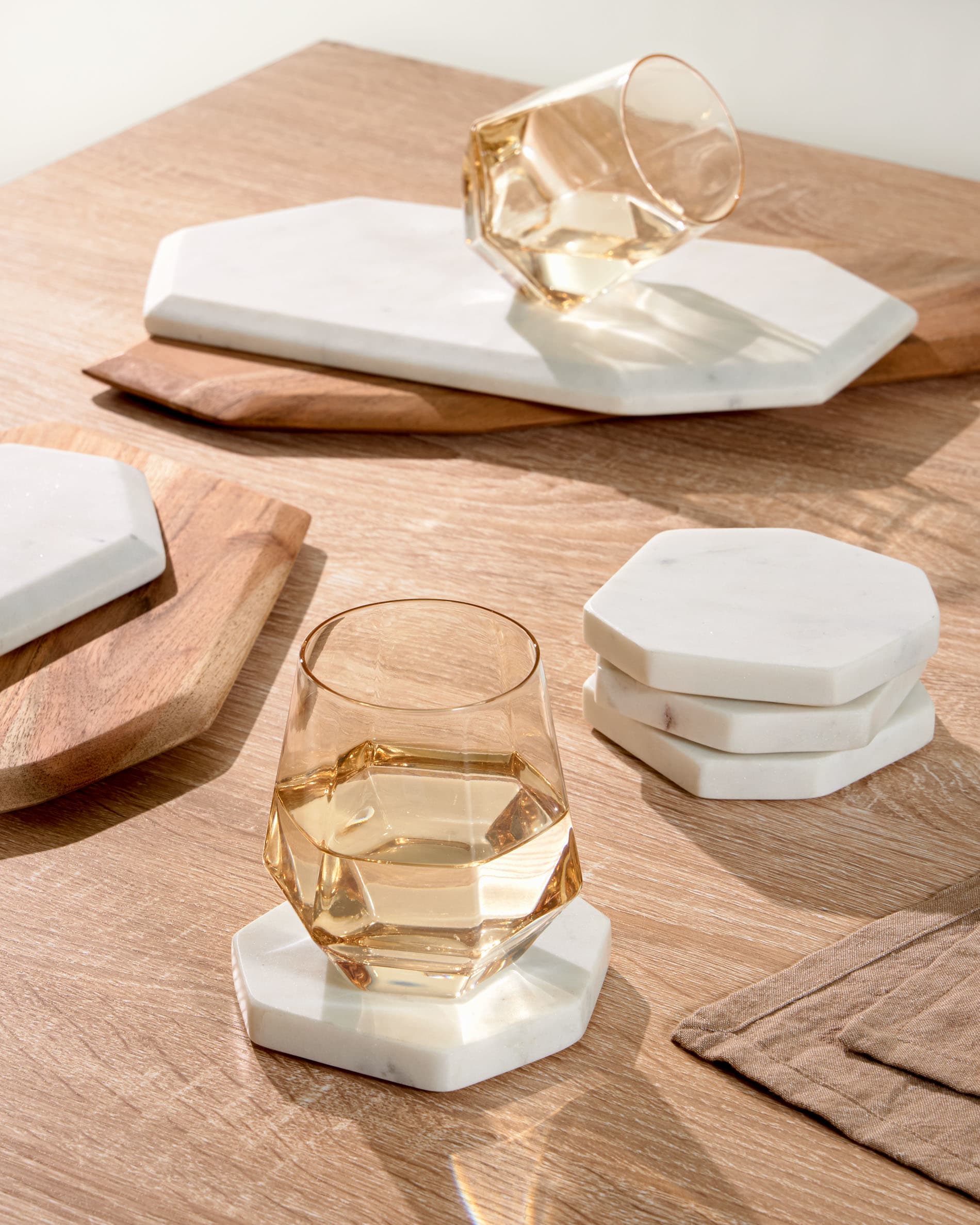 Tisch Argo: Natürliche Melamin-Oberfläche, Stahlbeine in Holzoptik, 180x100 cm, stilvoll und robust, von Kave Home.