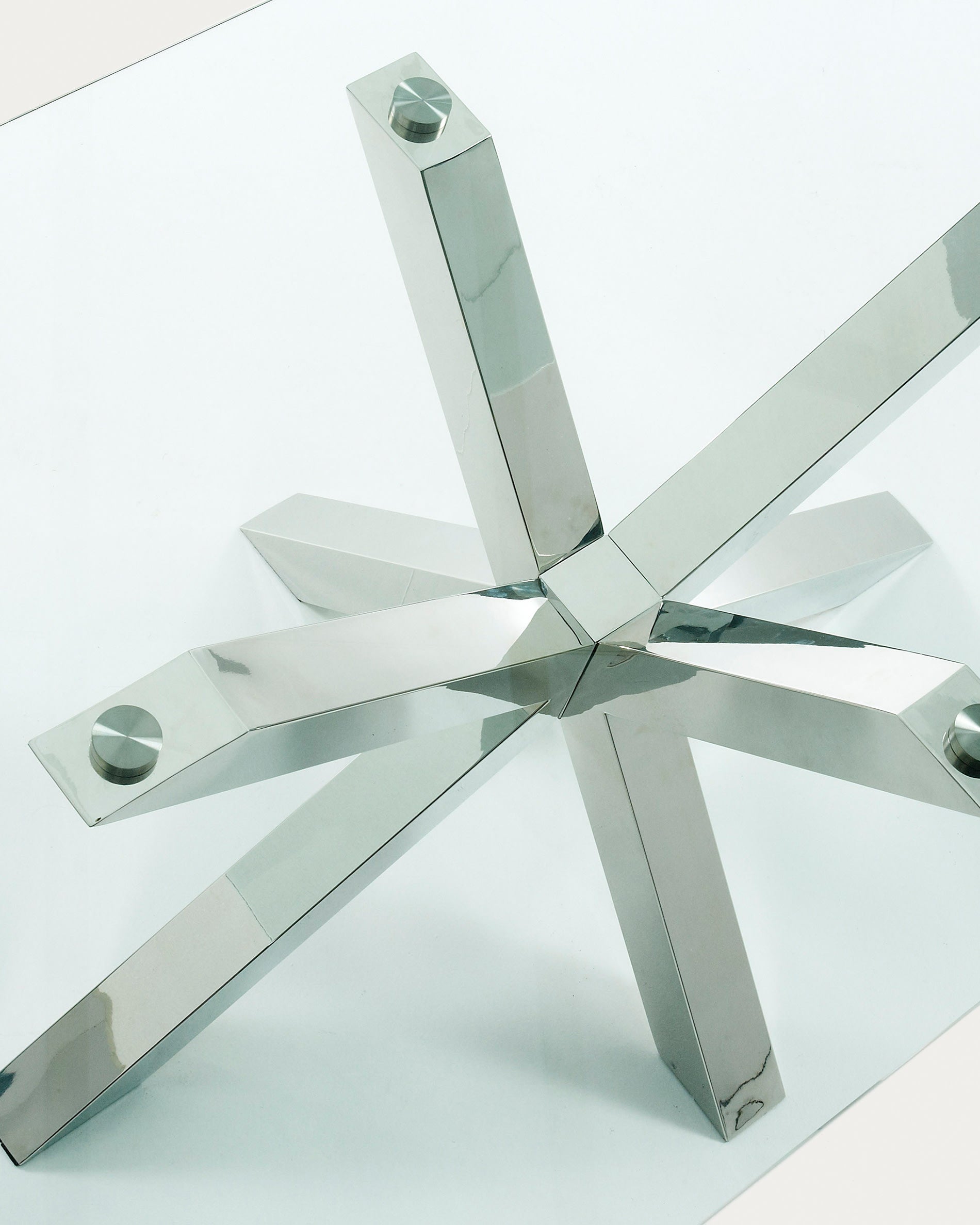 Moderner Argo Tisch von Kave Home, 160 x 90 cm, mit stilvoller Glasoberfläche und stabilen Edelstahlbeinen – ideal für gesellige Anlässe.