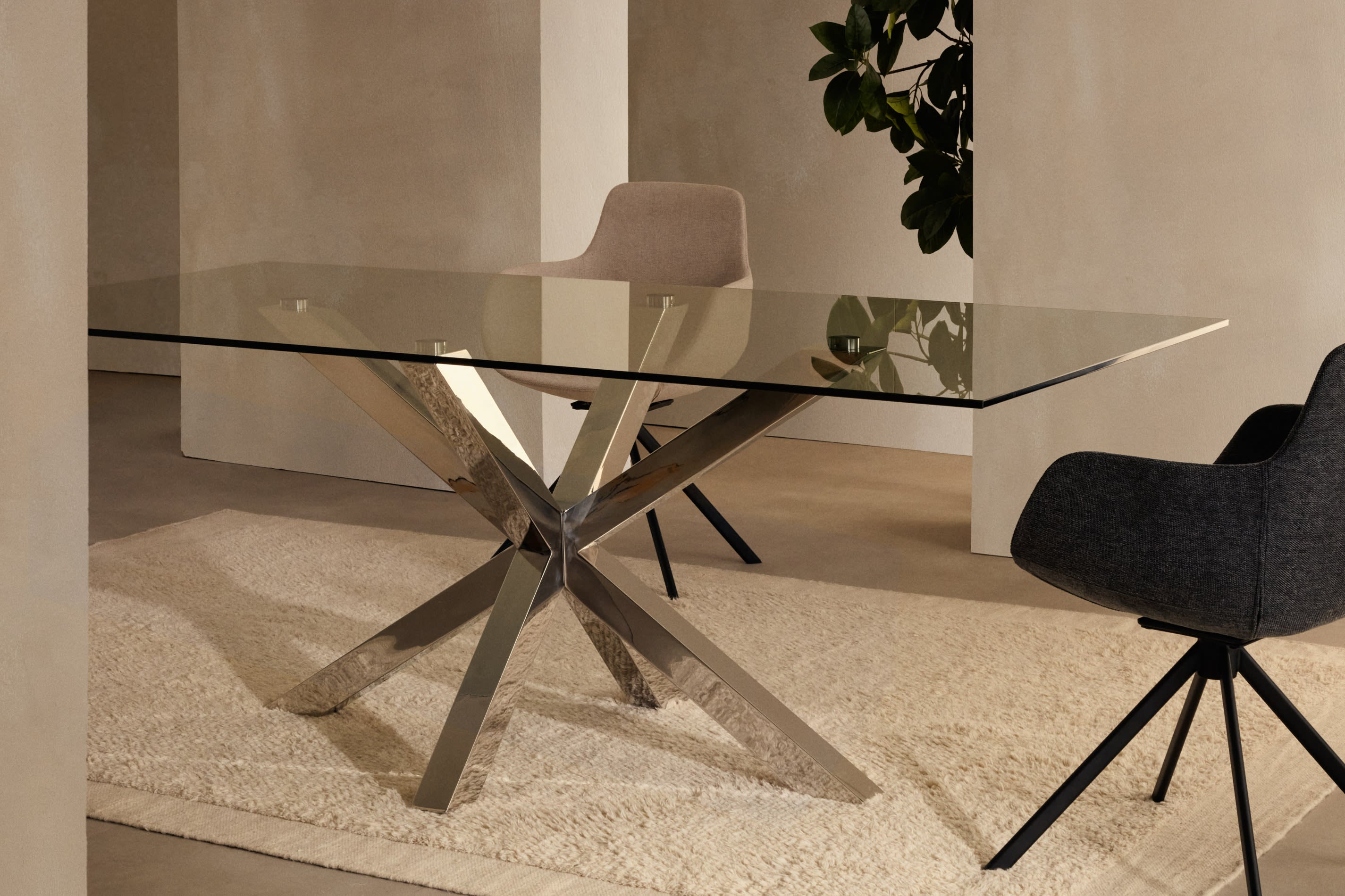 Moderner Argo Tisch mit Glasplatte und Edelstahlbeinen, 160x90 cm, ideal für stilvolle Wohn- und Essbereiche.