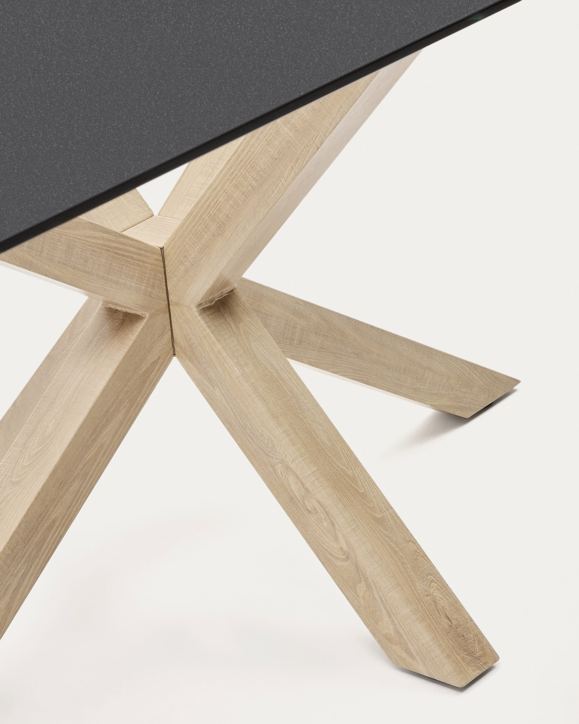 Moderner Tisch Argo von Kave Home: 160 x 90 cm, mit stilvoller schwarzer Milchglasplatte und robusten Stahlbeinen in Holzoptik – perfekt für gesellige Runden.