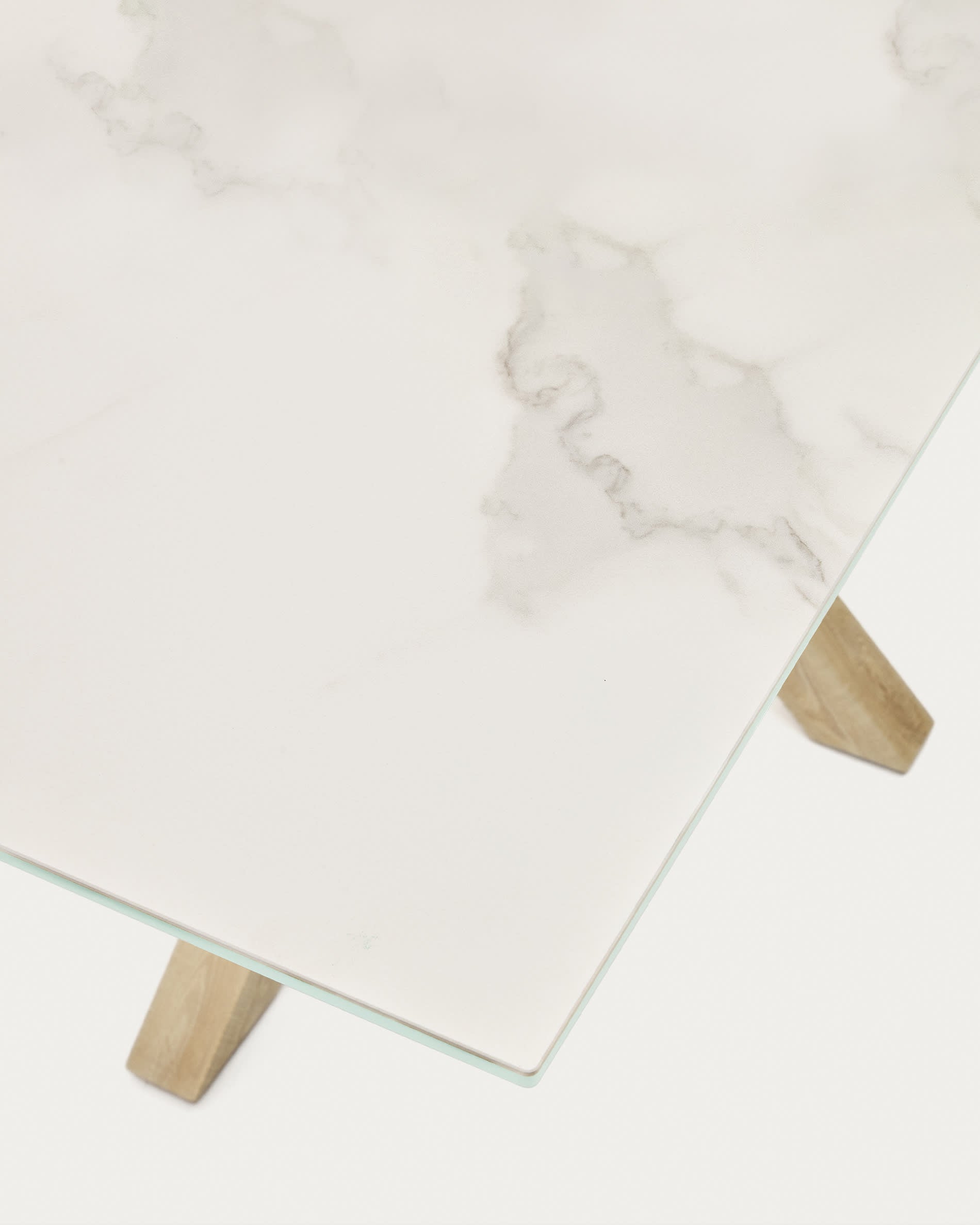 Eleganter Argo Tisch von Kave Home: 160 x 90 cm, weiße Feinsteinzeugplatte, stabile Stahlbeine mit natürlichem Holzeffekt – ideal für jeden Essbereich.