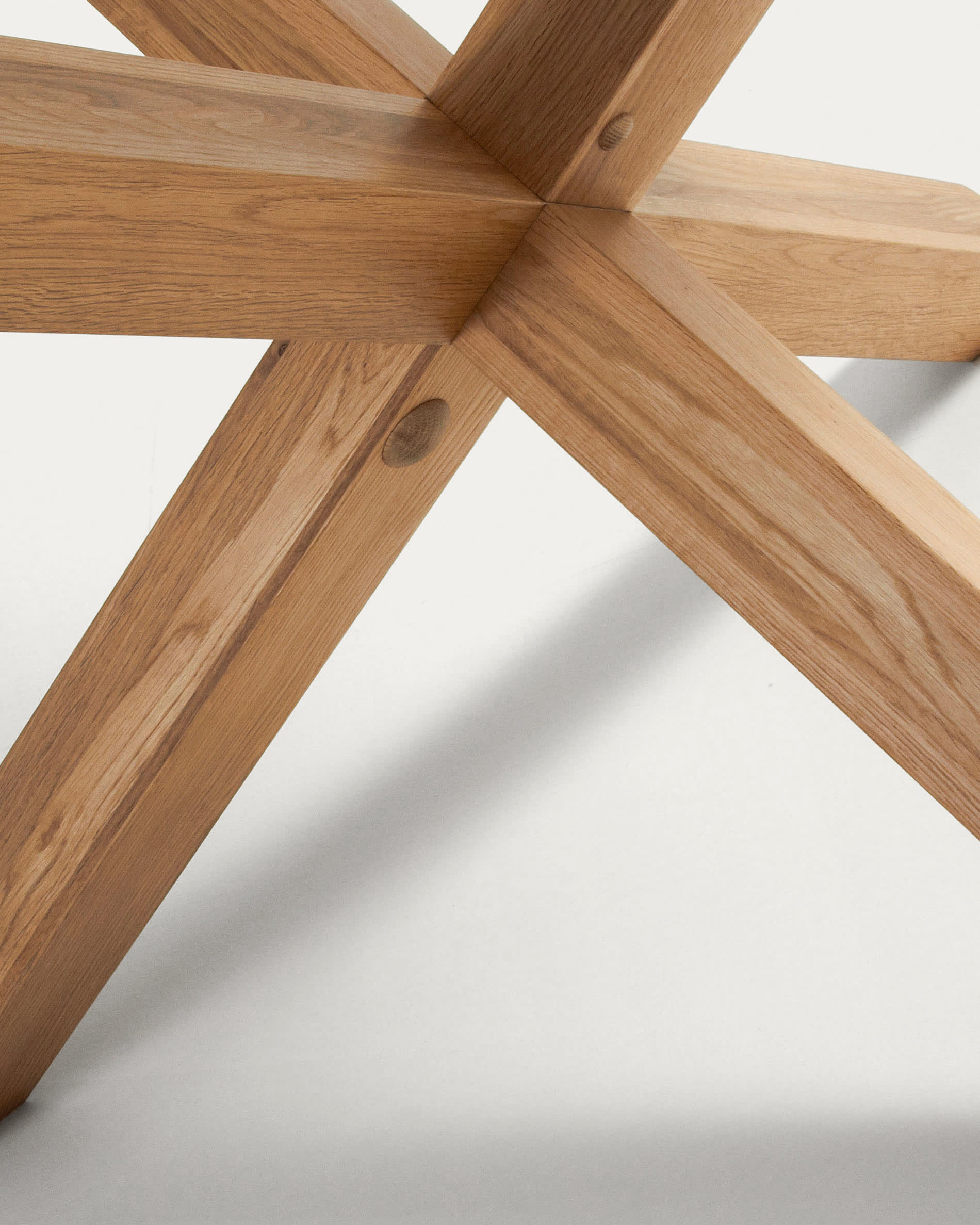 Eleganter Lotus Tisch Ø 120 cm mit pflegeleichter MDF-Oberfläche und robusten Eichenbeinen. Ideal für gesellige Runden im Esszimmer.