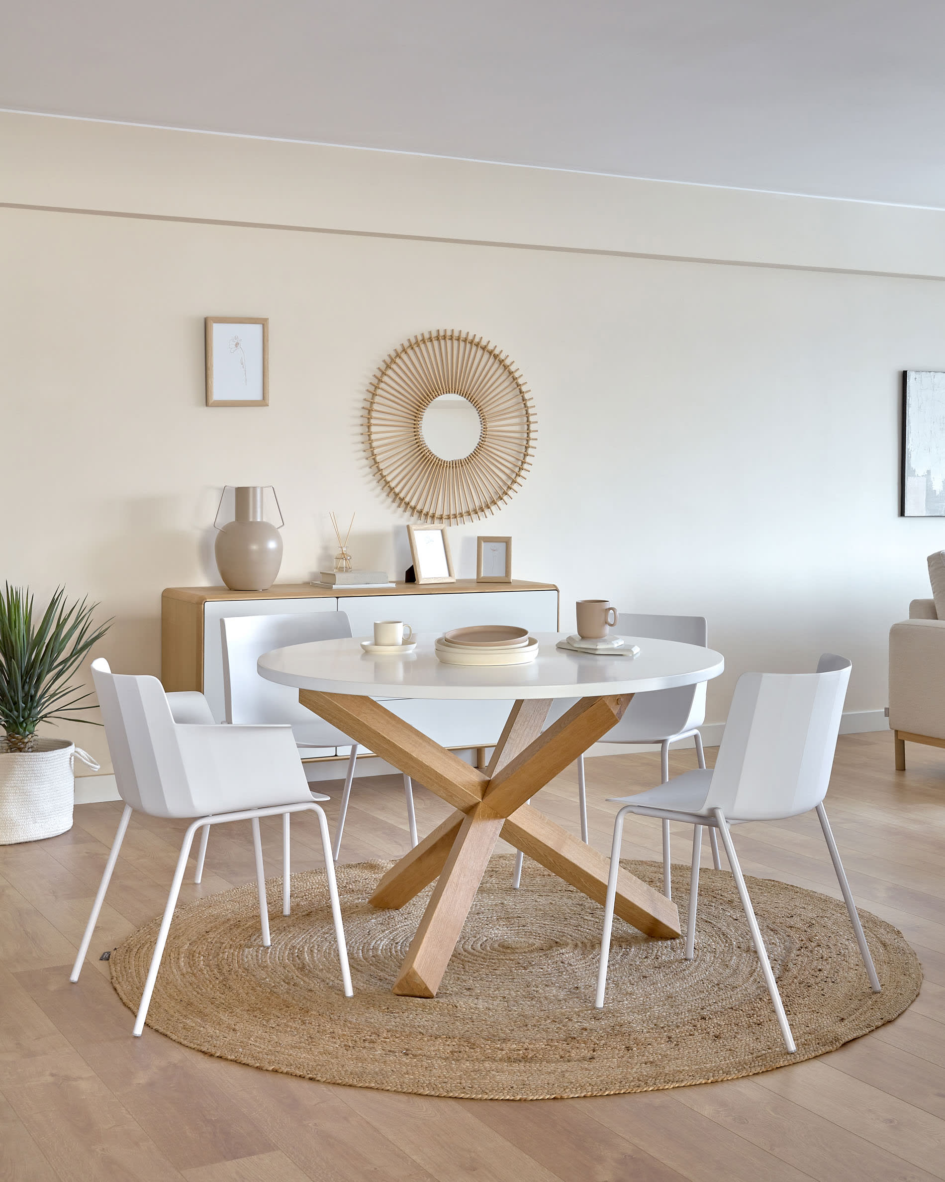 Moderner runder Tisch Lotus Ø 120 cm, weisse MDF-Platte, stabile Eichenholzbeine, stilvoll für Esszimmer oder Küche.