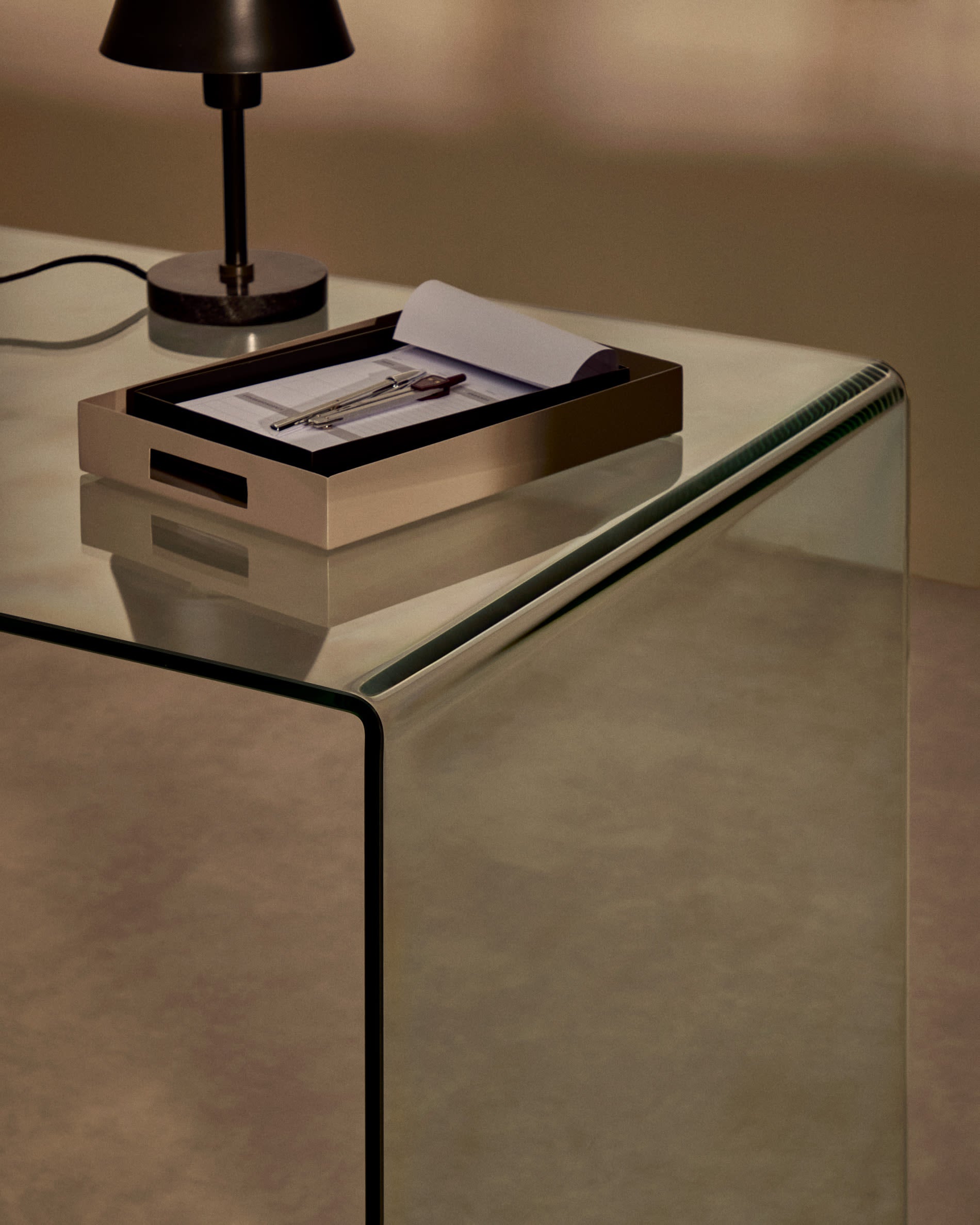 Stilvoller Burano Tisch aus Glas (125 x 70 cm) von Kave Home, ideal für kompakte Räume, vereint Eleganz und einfache Pflege in einem zeitlosen Design.