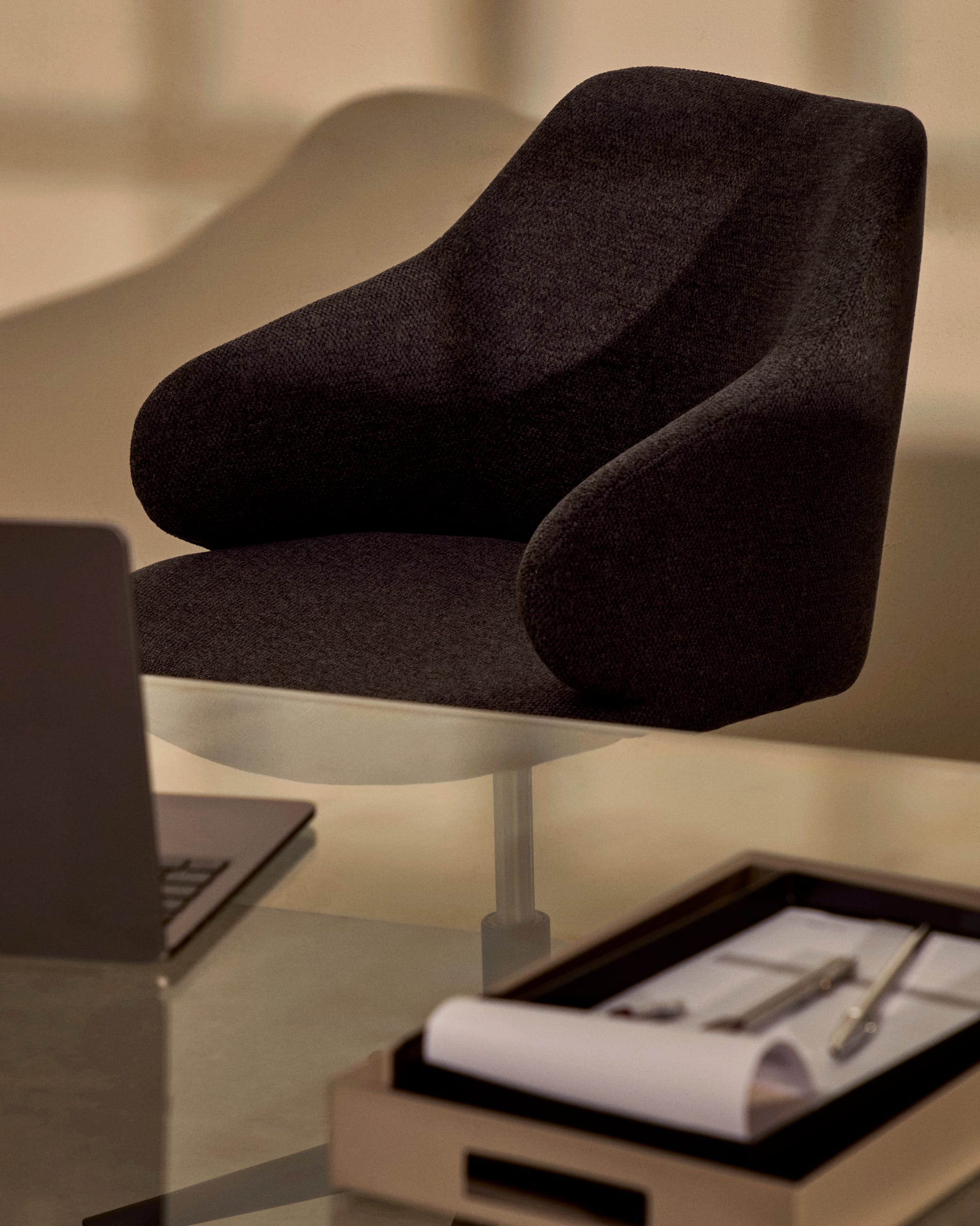 Moderner Glastisch Burano 125x70 cm von Kave Home, ideal für stilvolle Räume, mit hochwertigem Design und langlebiger Verarbeitung.