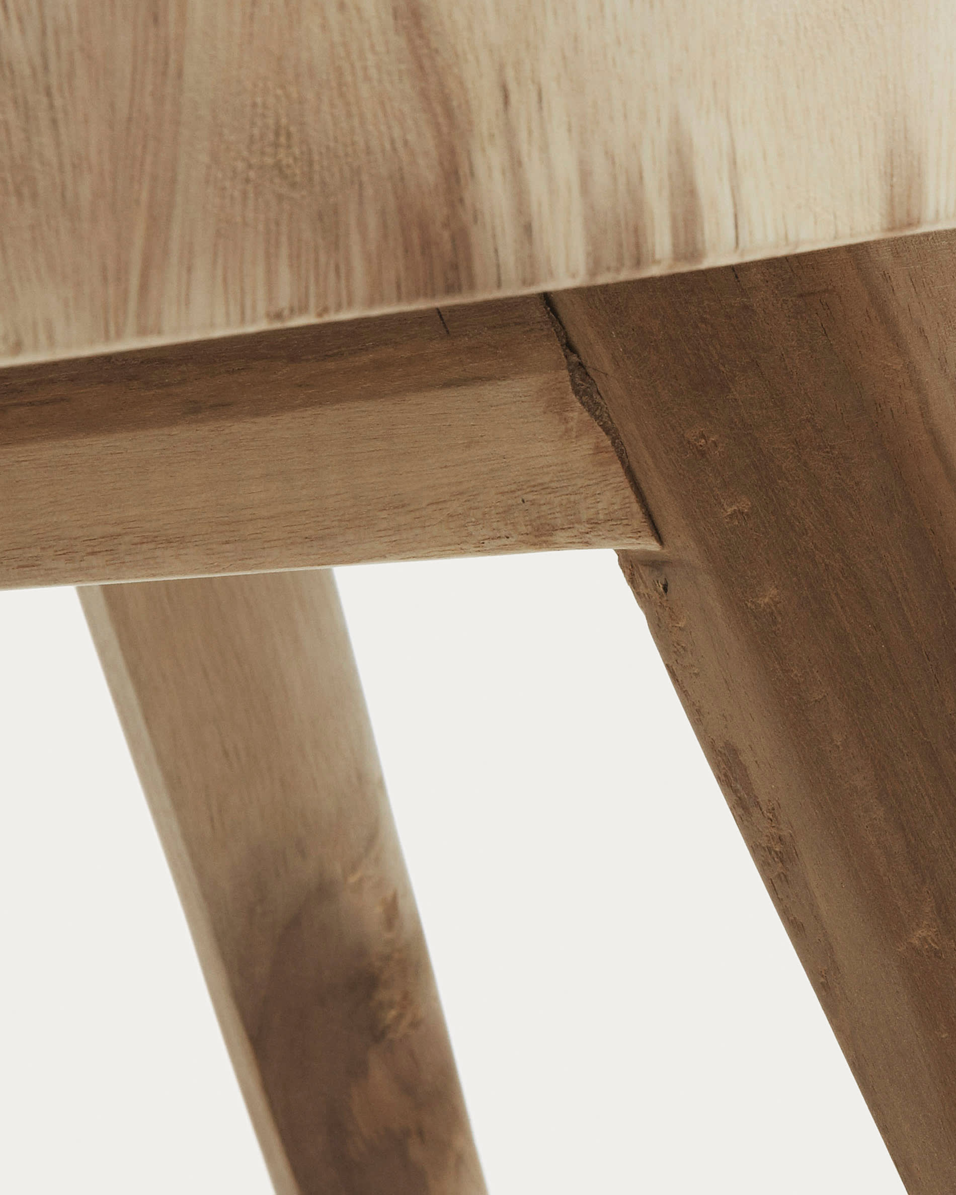 Entdecken Sie den Wellcres Beistelltisch Ø 65 cm von Kave Home – robustes Munggurholz, ideal für Ihren Aussenbereich, stilvoll und pflegeleicht.