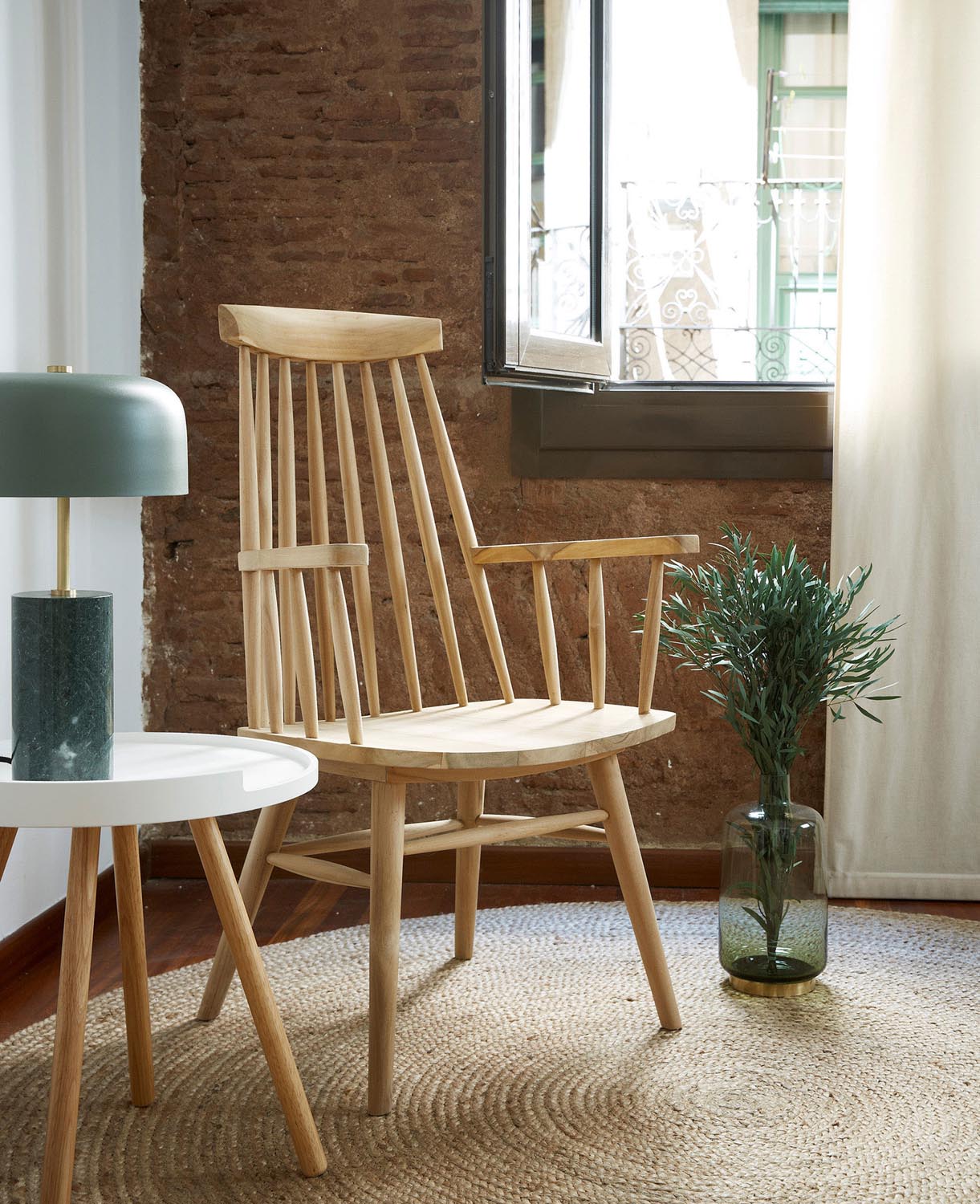 Weisser Kurb Beistelltisch, Ø 46 cm, mit stabilen Kautschukholz-Beinen. Ideal für moderne Räume, vielseitig einsetzbar.