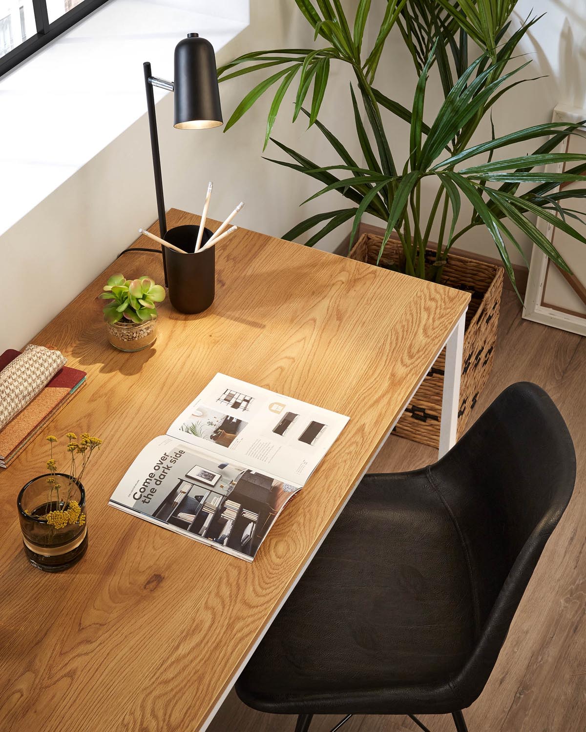 Talbot Schreibtisch: Stilvoller Arbeitsplatz aus Melamin und Stahl.