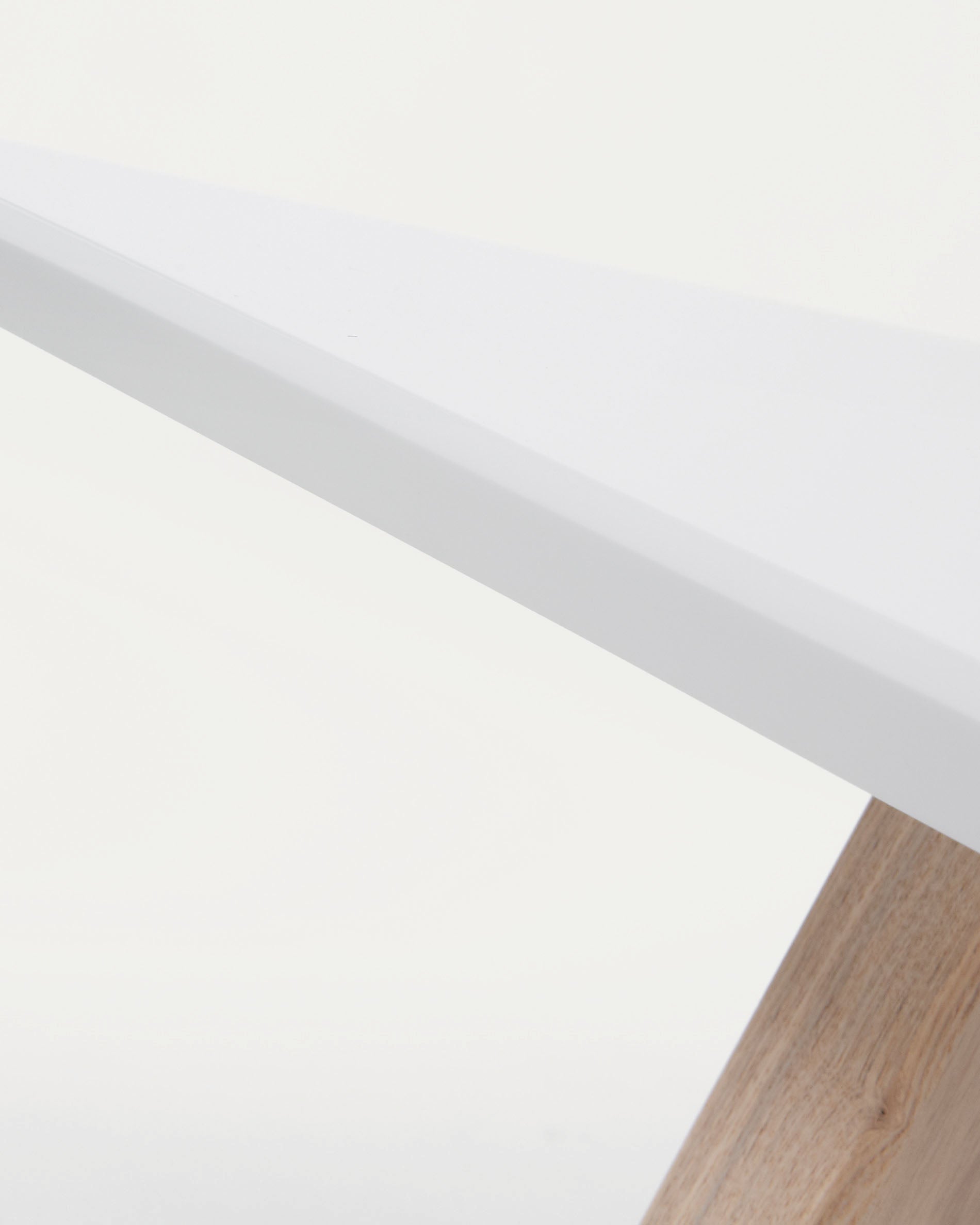 Entdecken Sie den stilvollen Eunice Tisch von Kave Home: Ausziehbar von 140 auf 220 cm, mit pflegeleichter Oberfläche und stabilen Eschenholzfüssen.