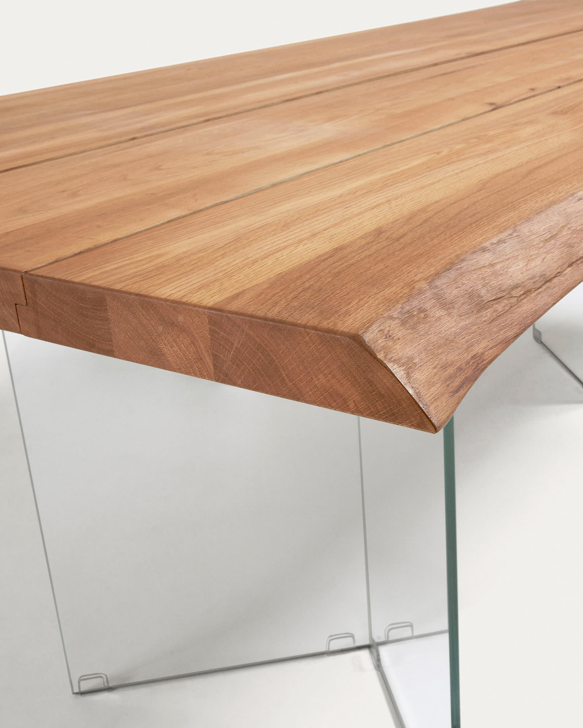 Eleganter Lotty Tisch von Kave Home, 220 x 100 cm, aus hochwertigem Eichenfurnier mit Glasbeinen für eine luftige, moderne Atmosphäre.